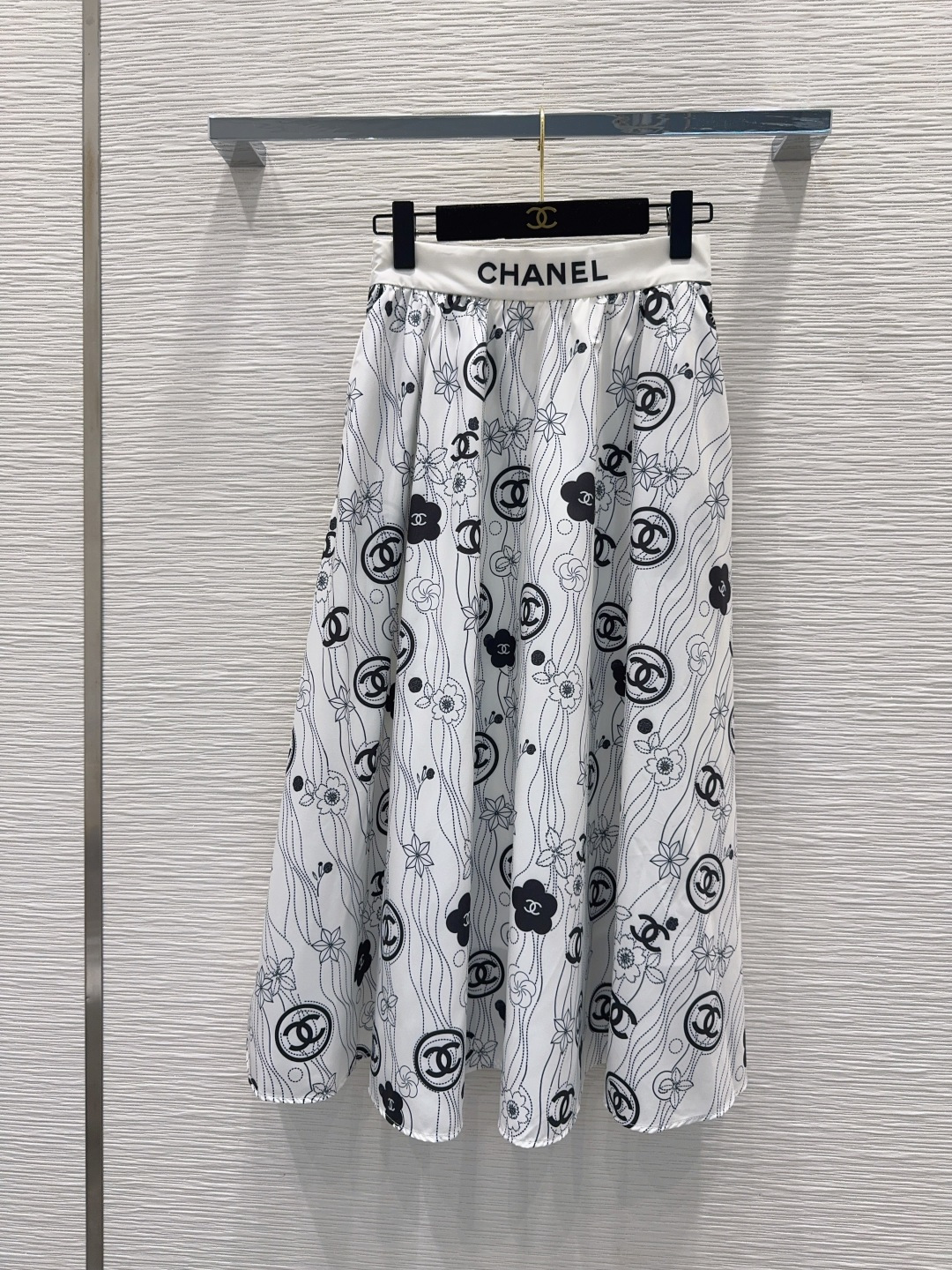 NO:886988,2026SS new printed skirt, a very careful one, made of customized high-quality fabrics with fine texture, natural cotton feel, muscular yet soft, neat three-dimensional tailoring SML [S waist 68, hip 108, skirt length 83], Chanel-clothing, chanel, skirts,198609092026SS新款印花半裙 非常用心的一款 采用定制高品质面料 纹理细腻,棉感自然,既有筋骨感又不失柔软,利落立体剪裁 SML【S腰围68 臀围108 裙长83】,香奈儿-服装,chanel,skirts,,Women's clothing