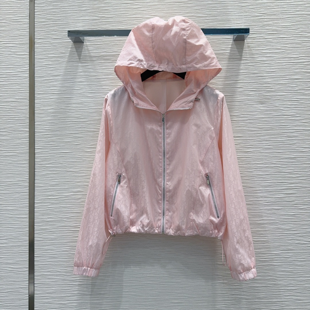 NO:891585,2026 new summer sun protection jacket, this sporty high-quality hooded design, classic jacquard fabric is ultra-light and breathable, the lining is made of breathable mesh lining to not be stuffy, 2-color SML [S mid-back length 50, shoulder width 43, bust 104, hem 106, sleeve length 59.5, cuff 23], Dior-clothing, dior, jackets & coats, hats,198609092026夏季新款防晒外套,这款运动风高品质连帽设计,经典提花面料超轻透气,里布采用透气网里布不闷热,2色SML【S后中长50 肩宽43 胸围104 下摆围106 袖长59.5 袖口23】,迪奥-服装,dior,jackets & coats,hats,,Women's clothing