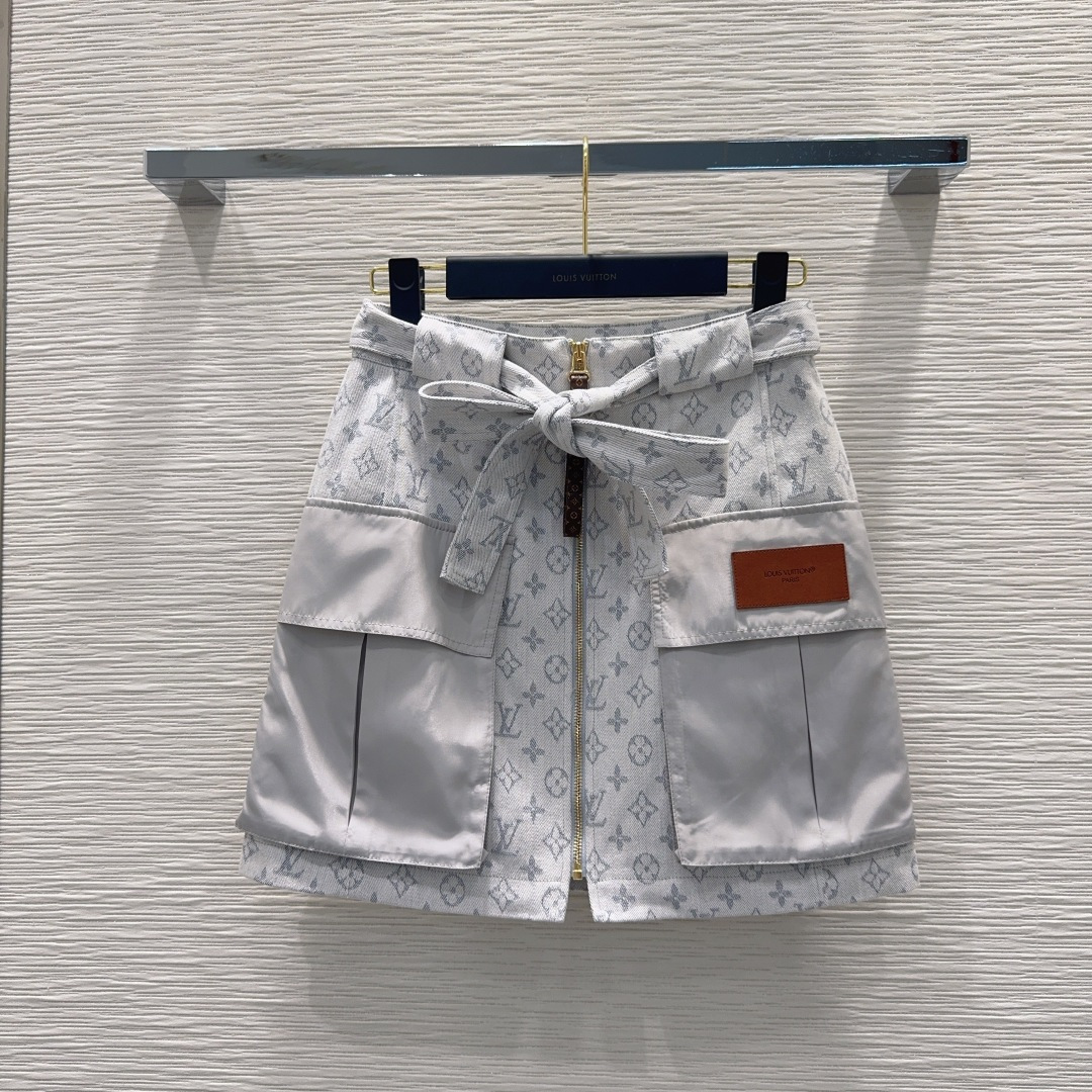 NO:891677,2026SS new suit, the whole three-dimensional tailoring, all-round exquisite star wear, the upper body super covers the flesh and looks slim, the legs are super stretched, simple, wears a refreshing and fashionable sense of high-end, daily elegant and fashionable, very versatile, the color is very beautiful, the fabric is high-end and textured SML [S top, length 52, bust 98, shoulder width 45, clamp 49, S skirt length 39, seat circumference 93  Waist 69】Skirt,Louis Vuitton-clothing,louis vuitton,skirts,198609092026SS新款套装 整件立体剪裁 全方位精致做明星穿搭 上身超级遮肉显瘦 超拉腿部比例 简简单单 穿出清爽时髦的高级感 日常优雅又时髦巨百搭 颜色很好看 面料高级又有质感 SML【S上衣 衣长52 胸围98 肩宽45 夹圈49 S裙长39 坐围93 腰围69】半裙,路易威登-服装,louis vuitton,skirts,,Women's clothing
