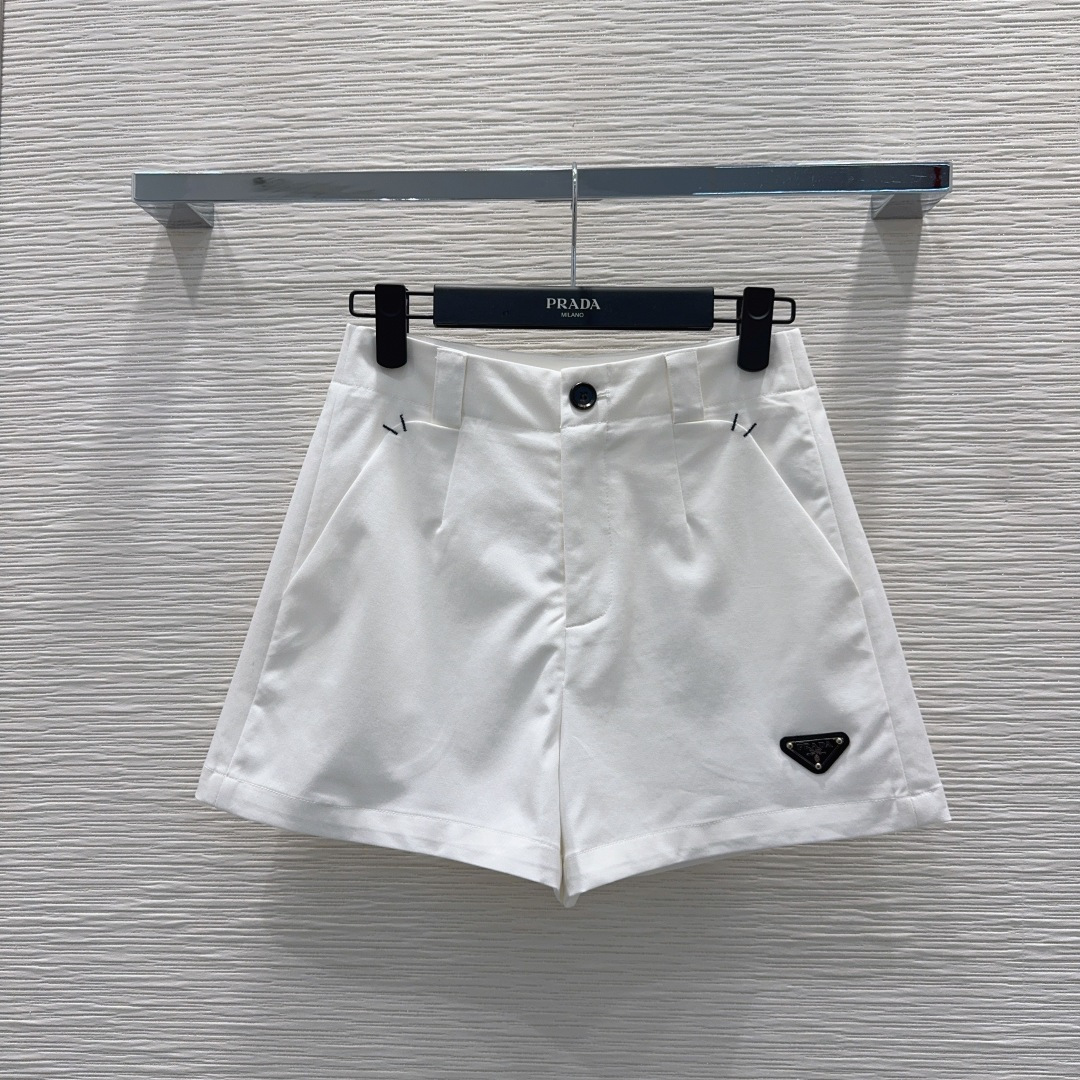 NO:887120,The new 2026SS shorts are not picky about body shape requirements, and the upper body is particularly good!  The style of matching is also very versatile. Exquisite advanced customization. The texture of the textured fabric is awesome. Retro and elegant. The upper body is cool and handsome, age-reducing and fashionable. SML [S waist 68, hip 98, pants length 38], Prada-clothing, prada, shorts,198609092026SS新款短裤 不挑剔身形要求 上身特别赞！搭配的风格也很通吃 精致高级定制 富有肌理感的面料质感超赞 复古优雅 上身酷帅减龄时髦精 SML【S腰围68 臀围98 裤长38】,普拉达-服装,prada,shorts,,Women's clothing