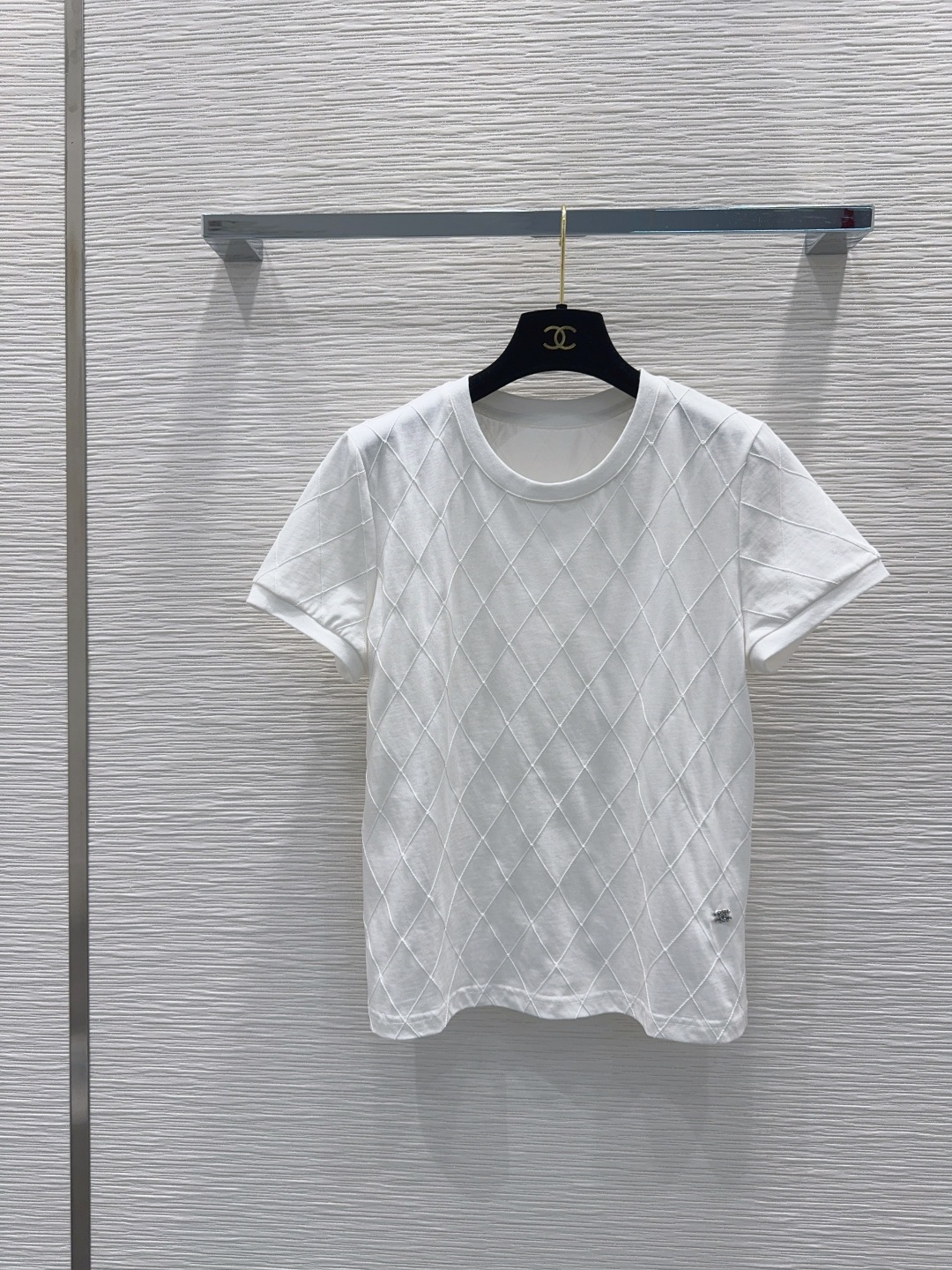 NO:887138,The 2026SS new T-shirt is very dense and feels super good. It’s a really hard-working one!  !  Perfect details, regular fit!  The upper body is not picky at all, simple and generous, and instantly enhances your temperament. Popular recommendation, SML [S mid-length 55, shoulder width 39, bust 96, sleeve length 18], Chanel-clothing, chanel, tees, t-shirt,198609092026SS新款T恤 密度很高 手感超好 真的费劲心血的一款！！细节完美 常规版型！上身完全不挑人简单大方,瞬间提升气质 爆款推荐,SML【S后中长55 肩宽39 胸围96 袖长18】,香奈儿-服装,chanel,tees，t-shirt,,Women's clothing