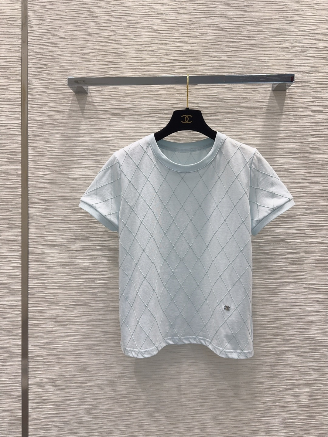 NO:887061,The 2026SS new T-shirt is very dense and feels super good. It’s a really hard-working one!  !  Perfect details, regular fit!  The upper body is not picky at all, simple and generous, and instantly enhances your temperament. Popular recommendation, SML [S mid-length 55, shoulder width 39, bust 96, sleeve length 18], Chanel-clothing, chanel, tees, t-shirt,198609092026SS新款T恤 密度很高 手感超好 真的费劲心血的一款！！细节完美 常规版型！上身完全不挑人简单大方,瞬间提升气质 爆款推荐,SML【S后中长55 肩宽39 胸围96 袖长18】,香奈儿-服装,chanel,tees，t-shirt,,Women's clothing