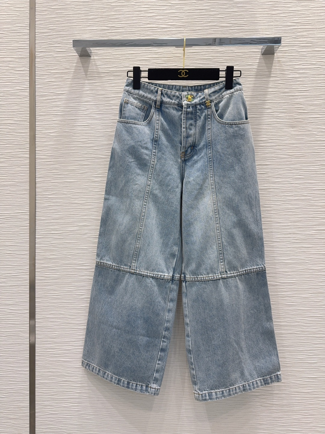 NO:887144,2026SS new jeans, three-dimensional tailoring, all-around exquisite to be worn by celebrities, super covering the upper body and slimming, super elongating the proportions of the legs, great for matching, simple, refreshing and fashionable sense of high-end, elegant and fashionable in daily life, very versatile, beautiful colors, high-end and textured fabrics, a must-have for dates and shopping SML [S pants length 90, waist 68, sitting circumference 92, foot circumference 59], Chanel - Clothing, chanel, jeans,198609092026SS新款牛仔裤 整件立体剪裁 全方位精致做明星穿搭 上身超级遮肉显瘦 超拉腿部比例 巨好搭配 简简单单 穿出清爽时髦的高级感 日常优雅又时髦巨百搭 颜色很好看 面料高级又有质感 约会逛街必备 SML【S裤长90 腰围68 坐围92 脚围59】,香奈儿-服装,chanel,jeans,,Women's clothing