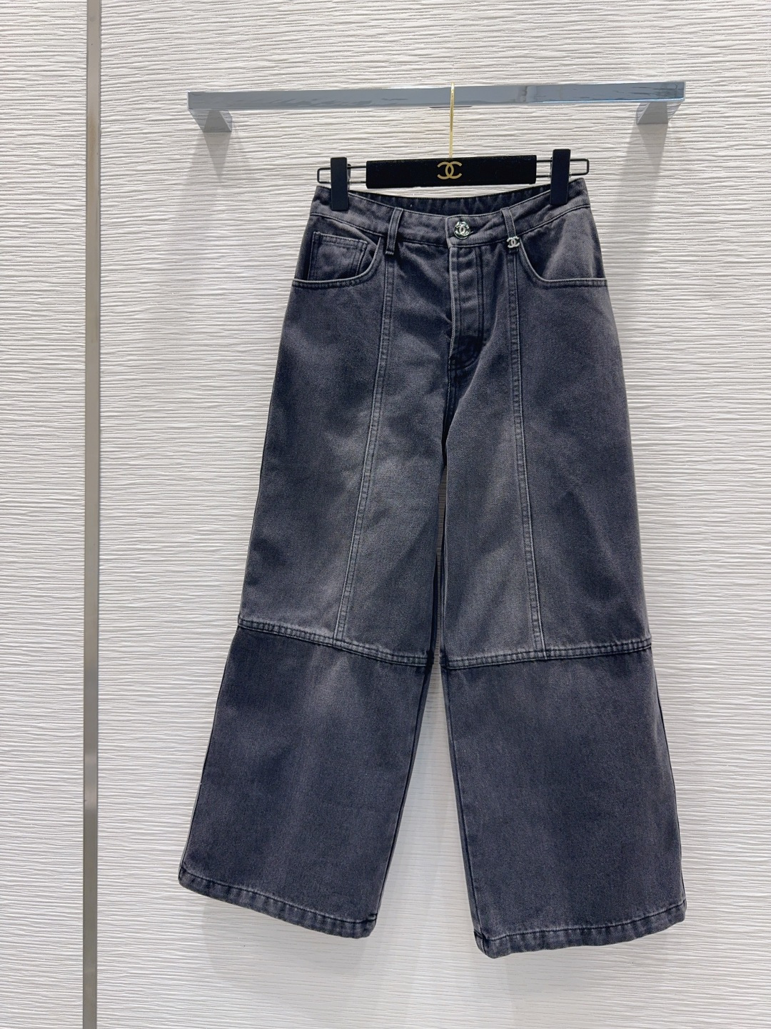 NO:887130,2026SS new jeans, three-dimensional tailoring, all-around exquisite to be worn by celebrities, super covering the upper body and slimming, super elongating the proportions of the legs, great for matching, simple, refreshing and fashionable sense of high-end, elegant and fashionable in daily life, very versatile, beautiful colors, high-end and textured fabrics, a must-have for dates and shopping SML [S pants length 90, waist 68, sitting circumference 92, foot circumference 59], Chanel - Clothing, chanel, jeans,198609092026SS新款牛仔裤 整件立体剪裁 全方位精致做明星穿搭 上身超级遮肉显瘦 超拉腿部比例 巨好搭配 简简单单 穿出清爽时髦的高级感 日常优雅又时髦巨百搭 颜色很好看 面料高级又有质感 约会逛街必备 SML【S裤长90 腰围68 坐围92 脚围59】,香奈儿-服装,chanel,jeans,,Women's clothing