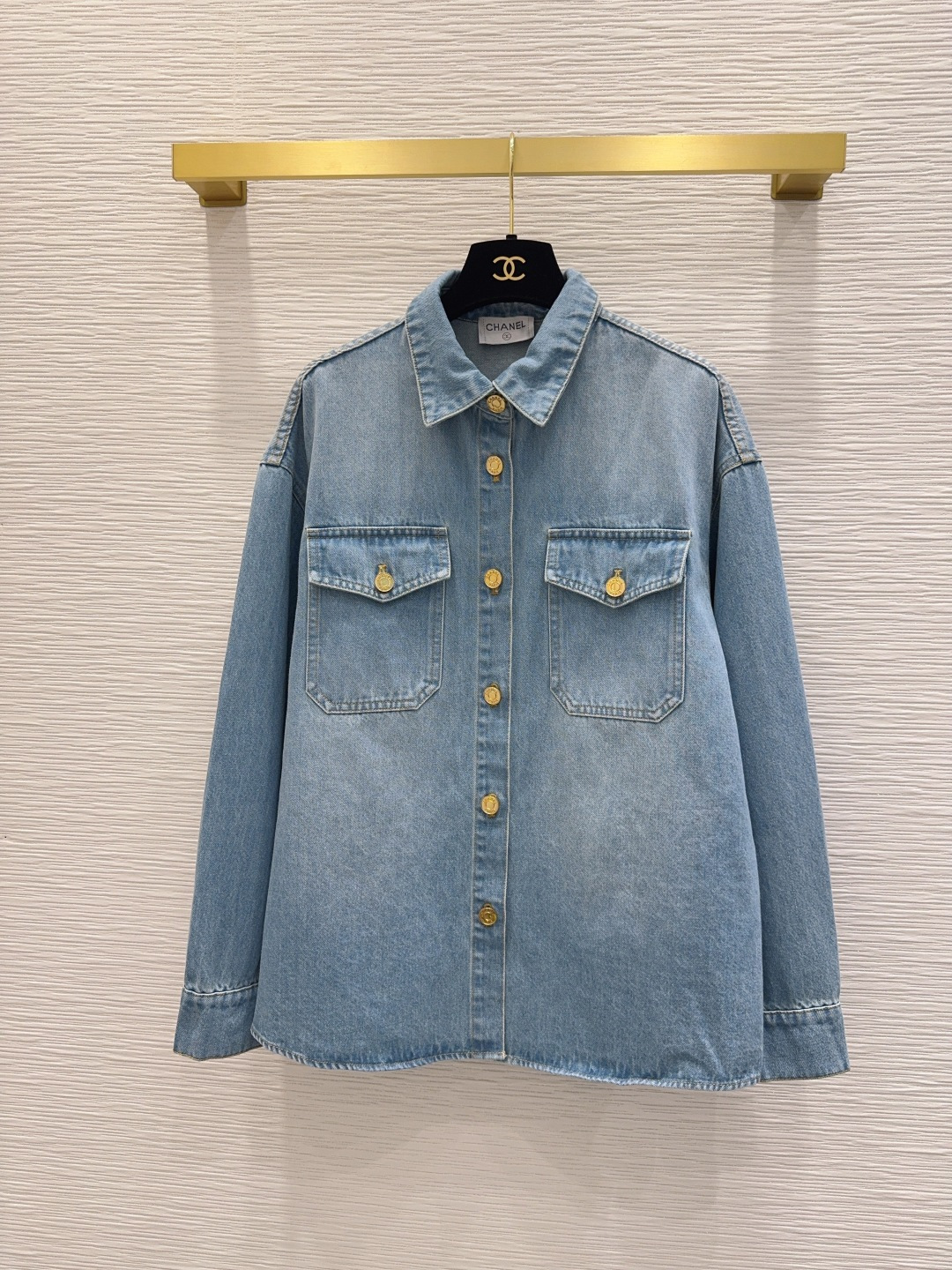 NO:891634,2026 new denim denim shirt. Super fashionable and personalized color tones, cool and sassy on the upper body. Fine texture, natural cotton feel, muscular feel, super beautiful!  The details and workmanship are super good, new products are in stock, unboxing and grabbing SML [S length 70, shoulder width 56, bust 116, foot 118, sleeve length 52, cuff 24], Chanel-clothing, chanel, shirts,198609092026新款丹宁牛仔衬衫 超时髦个性色调上身又酷又飒爽 纹理细腻,棉感自然,有筋骨感,超级漂亮！细节做工超级好,新品现货开箱开抢 SML【S衣长70 肩宽56 胸围116 脚围118 袖长52 袖口24】,香奈儿-服装,chanel,shirts,,Women's clothing
