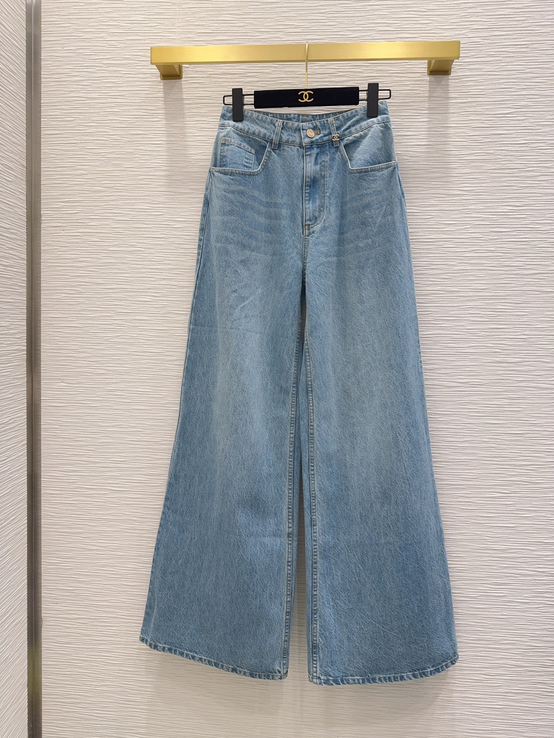 NO:891651,2026 new denim wide-leg pants. Super fashionable and personalized tones, cool and sassy on the upper body. Fine texture, natural cotton feel, muscular feel, super beautiful!  The details and workmanship are super good, new products are in stock, unboxing and grabbing SML [S pants length 110, waist circumference 70, sitting circumference 100, foot circumference 67], Chanel-clothing, chanel,198609092026新款丹宁牛仔阔腿裤 超时髦个性色调上身又酷又飒爽 纹理细腻,棉感自然,有筋骨感,超级漂亮！细节做工超级好,新品现货开箱开抢 SML【S裤长110 腰围70 坐围100 脚围67】,香奈儿-服装,chanel,,Women's clothing