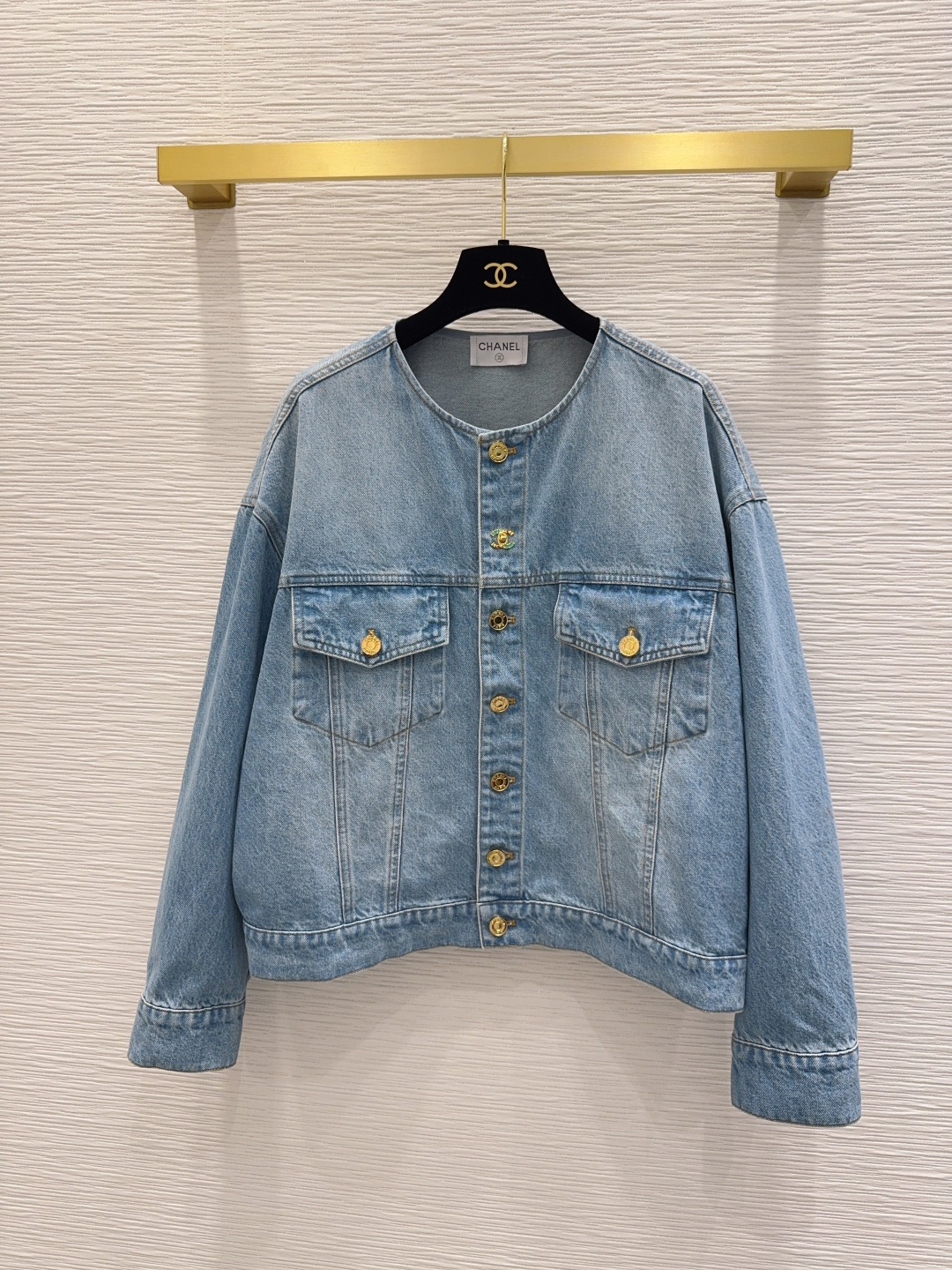 NO:891656,2026 new denim denim jacket. Super fashionable and unique color tones. The upper body is cool and sassy. The texture is delicate, the cotton feel is natural, the bones are strong, and it is super beautiful!  The details and workmanship are super good, new products are in stock, unboxing and grabbing SML [S bust 126, shoulder width 59, length 55, bust 110, sleeve length 50, cuff 25], Chanel-clothing, chanel, jackets & coats,198609092026新款丹宁牛仔外套 超时髦个性色调上身又酷又飒爽 纹理细腻,棉感自然,有筋骨感,超级漂亮！细节做工超级好,新品现货开箱开抢 SML【S胸围126 肩宽59 衣长55 胸围110 袖长50 袖口25】,香奈儿-服装,chanel,jackets & coats,,Women's clothing