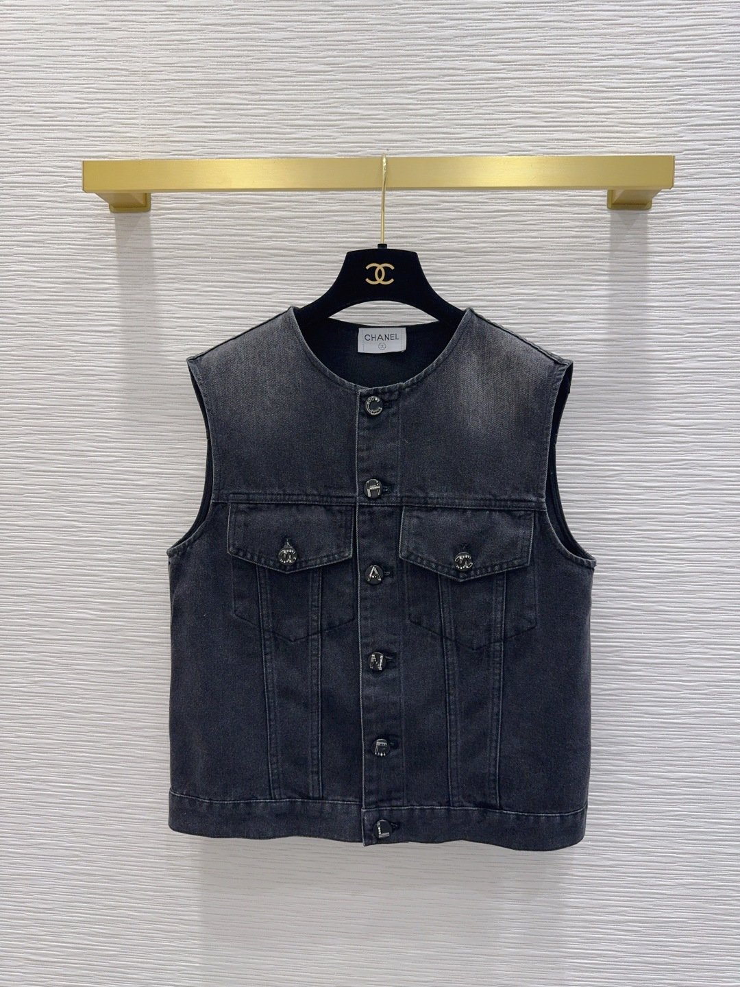 NO:891646,2026 new denim denim vest. Super fashionable and personalized color tones, cool and sassy on the upper body. Delicate texture, natural cotton feel, muscular feel, super beautiful!  The details and workmanship are super good, new products are in stock, unboxing and grabbing SML [S bust 100, shoulder width 42, foot circumference 98, clip ring 49, length 53.5], Chanel-clothing, chanel,198609092026新款丹宁牛仔马甲 超时髦个性色调上身又酷又飒爽 纹理细腻,棉感自然,有筋骨感,超级漂亮！细节做工超级好,新品现货开箱开抢 SML【S胸围100 肩宽42 脚围98 夹圈49 衣长53.5】,香奈儿-服装,chanel,,Women's clothing