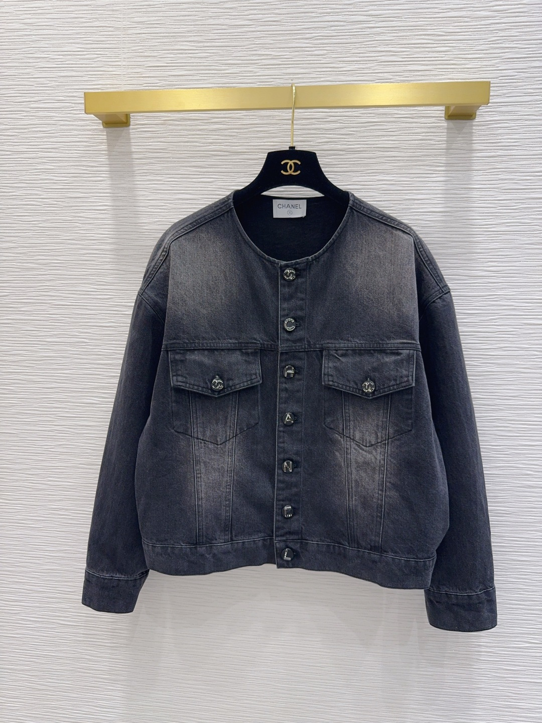 NO:891666,2026 new denim denim jacket. Super fashionable and unique color tones. The upper body is cool and sassy. The texture is delicate, the cotton feel is natural, the bones are strong, and it is super beautiful!  The details and workmanship are super good, new products are in stock, unboxing and grabbing SML [S bust 126, shoulder width 59, length 55, bust 110, sleeve length 50, cuff 25], Chanel-clothing, chanel, jackets & coats,198609092026新款丹宁牛仔外套 超时髦个性色调上身又酷又飒爽 纹理细腻,棉感自然,有筋骨感,超级漂亮！细节做工超级好,新品现货开箱开抢 SML【S胸围126 肩宽59 衣长55 胸围110 袖长50 袖口25】,香奈儿-服装,chanel,jackets & coats,,Women's clothing