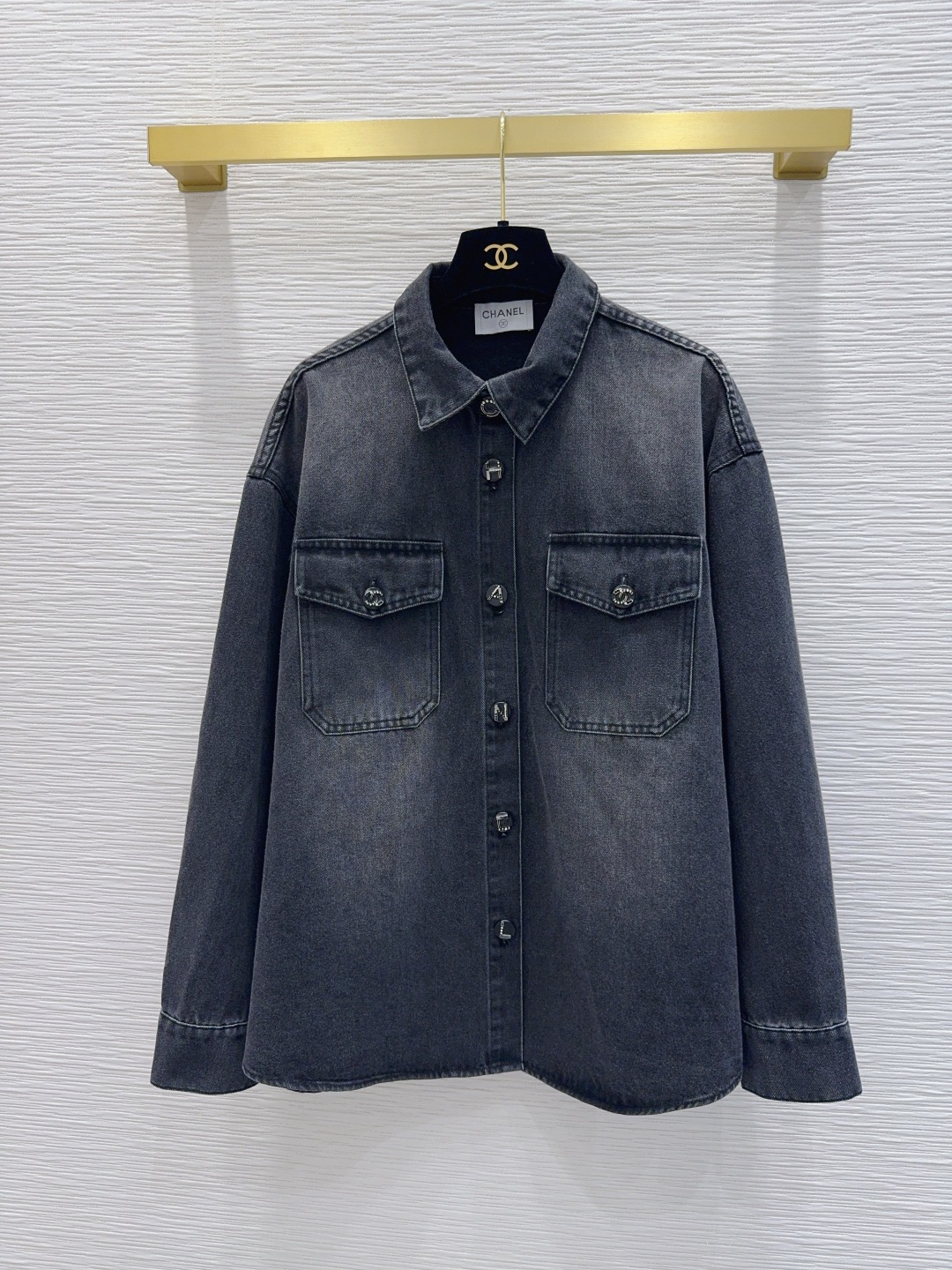 NO:891642,2026 new denim denim shirt. Super fashionable and personalized color tones, cool and sassy on the upper body. Fine texture, natural cotton feel, muscular feel, super beautiful!  The details and workmanship are super good, new products are in stock, unboxing and grabbing SML [S length 70, shoulder width 56, bust 116, foot 118, sleeve length 52, cuff 24], Chanel-clothing, chanel, shirts,198609092026新款丹宁牛仔衬衫 超时髦个性色调上身又酷又飒爽 纹理细腻,棉感自然,有筋骨感,超级漂亮！细节做工超级好,新品现货开箱开抢 SML【S衣长70 肩宽56 胸围116 脚围118 袖长52 袖口24】,香奈儿-服装,chanel,shirts,,Women's clothing
