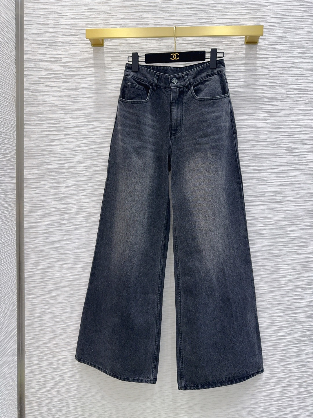 NO:891661,2026 new denim wide-leg pants. Super fashionable and personalized tones, cool and sassy on the upper body. Fine texture, natural cotton feel, muscular feel, super beautiful!  The details and workmanship are super good, new products are in stock, unboxing and grabbing SML [S pants length 110, waist circumference 70, sitting circumference 100, foot circumference 67], Chanel-clothing, chanel,198609092026新款丹宁牛仔阔腿裤 超时髦个性色调上身又酷又飒爽 纹理细腻,棉感自然,有筋骨感,超级漂亮！细节做工超级好,新品现货开箱开抢 SML【S裤长110 腰围70 坐围100 脚围67】,香奈儿-服装,chanel,,Women's clothing