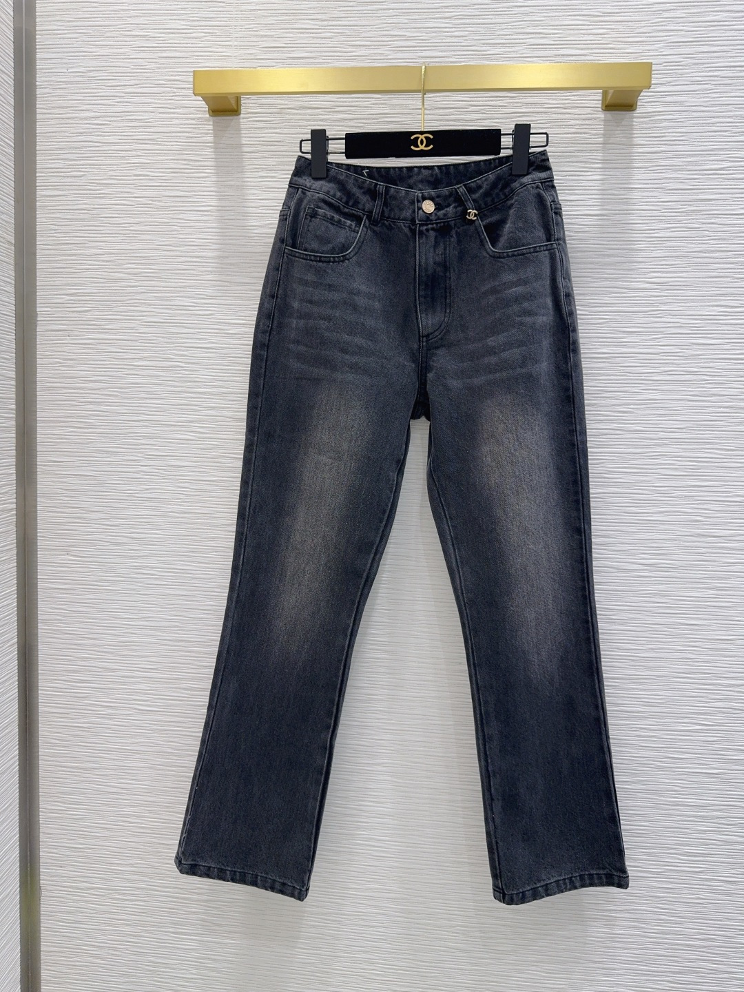NO:891639,2026 new denim denim trousers, super fashionable and personalized tones, cool and sassy on the upper body, fine texture, natural cotton feel, muscular feel, super beautiful!  The details and workmanship are super good, new products are in stock, unboxing and grabbing SML [S pants length 99, waist circumference 68, sitting circumference 94, foot circumference 42], Chanel-clothing, chanel,198609092026新款丹宁牛仔长裤 超时髦个性色调上身又酷又飒爽 纹理细腻,棉感自然,有筋骨感,超级漂亮！细节做工超级好,新品现货开箱开抢 SML【S裤长99 腰围68 坐围94 脚围42】,香奈儿-服装,chanel,,Women's clothing