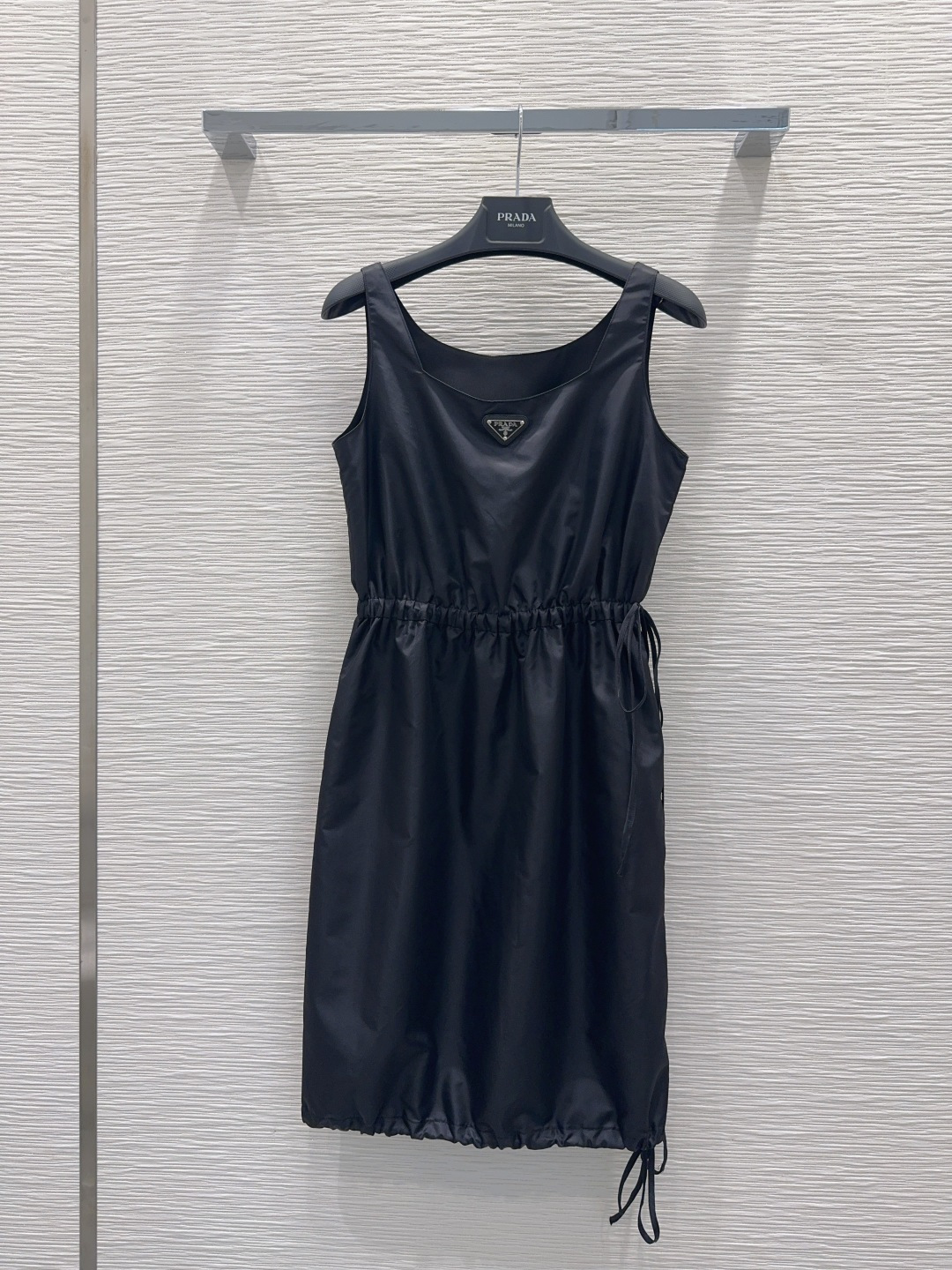 NO:891703,2026SS new vest dress is retro and fashionable, low-key and luxurious!  The styles are versatile and not picky, the original customized technical fabrics, the quality of workmanship depends on the details. A must-have for Bai Fumei!  Highly recommended. SML [S back mid-length 85, bust 91, waist 67], Prada-clothing, prada, skirts,198609092026SS新款背心裙 复古时髦 低调气质又奢华高级！版型百搭不挑人,原版定制科技面料 做工品质看细节.白富美必入！强烈推荐.SML【S后中长85 胸围91 腰围67】,普拉达-服装,prada,skirts,,Women's clothing