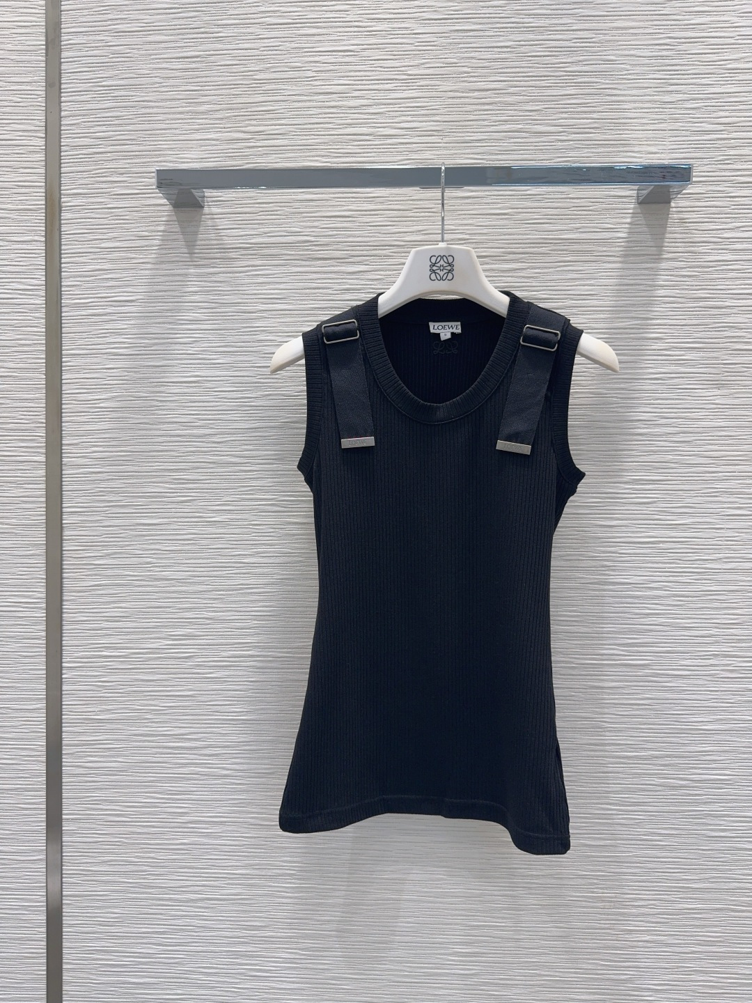 NO:891680,The 2026SS new vest top has the same high-end feel as always. The key is that it is super easy to match and can match any outfit!  The muscles and bones feel great, and the moisture absorption and breathability are also very good. It has a better display effect on the figure. From the front and side, it looks more fashionable. SML [S length 58, shoulder width 27, bust 76, sleeve circle 43.5], Loewe-clothing, loewe,198609092026SS新款背心上衣 一如既往的高级感,关键是超级好搭,随便什么衣服拿来都配一脸！筋骨感很棒 吸湿透气性也很好,对身材的展示效果比较好,从正面侧面看都倍儿洋气 SML【S衣长58 肩宽27 胸围76 袖圈43.5】,罗意威-服装,loewe,,Women's clothing