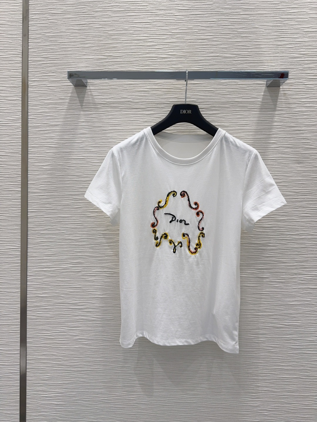NO:891676,The 2026SS new T-shirt (embroidery + hand-beading) has a very high density and feels great. It’s a really hard-working one!  !  Perfect details, regular fit!  The upper body is not picky at all, simple and generous, and instantly enhances your temperament. Popular recommendation, SML [S length 62, shoulder width 40, bust 98, foot circumference 100, sleeve length 17.5, cuff 37], Dior-clothing, dior, tees, t-shirt,198609092026SS新款T恤（刺绣+手工钉珠）密度很高 手感超好 真的费劲心血的一款！！细节完美 常规版型！上身完全不挑人简单大方,瞬间提升气质 爆款推荐,SML【S衣长62 肩宽40 胸围98 脚围100 袖长17.5 袖口37】,迪奥-服装,dior,tees，t-shirt,,Women's clothing
