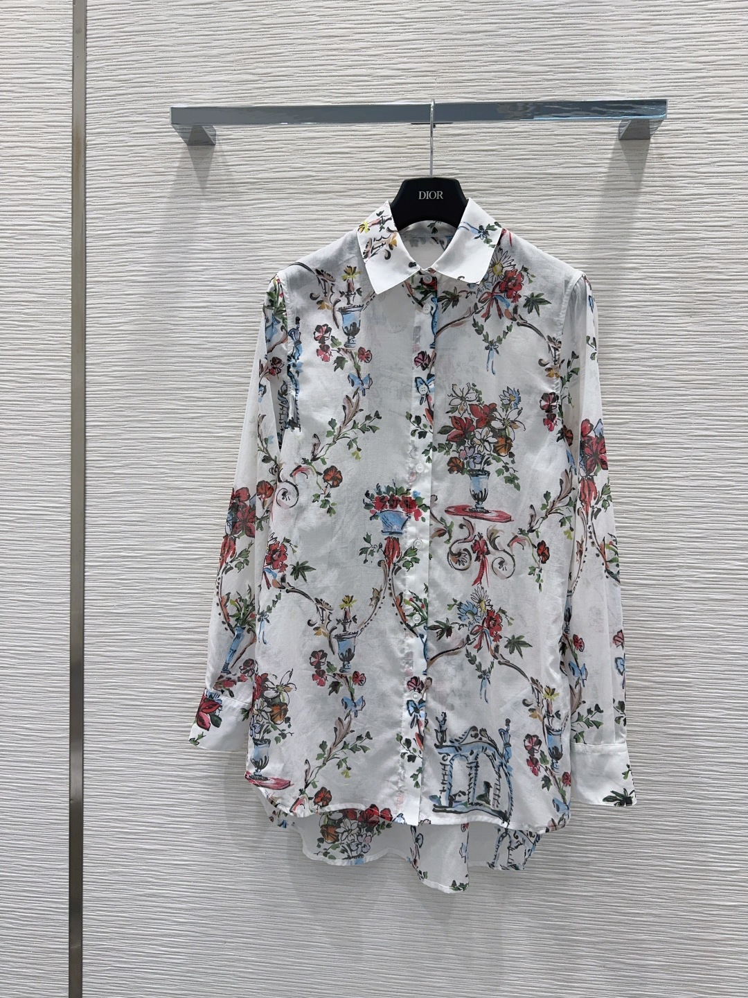 NO:890449,2026SS new printed shirt, short in the front and long in the back, low-key and luxurious three-dimensional tailoring, streamlined line design, noble and elegant yet full of gentle and intellectual temperament. Imported special materials will be amazing when you receive it. The texture of the customized fabric is amazing!  SML198609092026SS新款印花衬衣 前短后长 低调奢华立体剪裁 精简线条感设计 高贵典雅又尽显温柔知性的气质 进口特殊材质 收到手会很惊艳 定制面料质感超赞！SML XL【S后中长84 胸围98 袖长61 袖口20】,迪奥-服装,dior,,Women's clothing