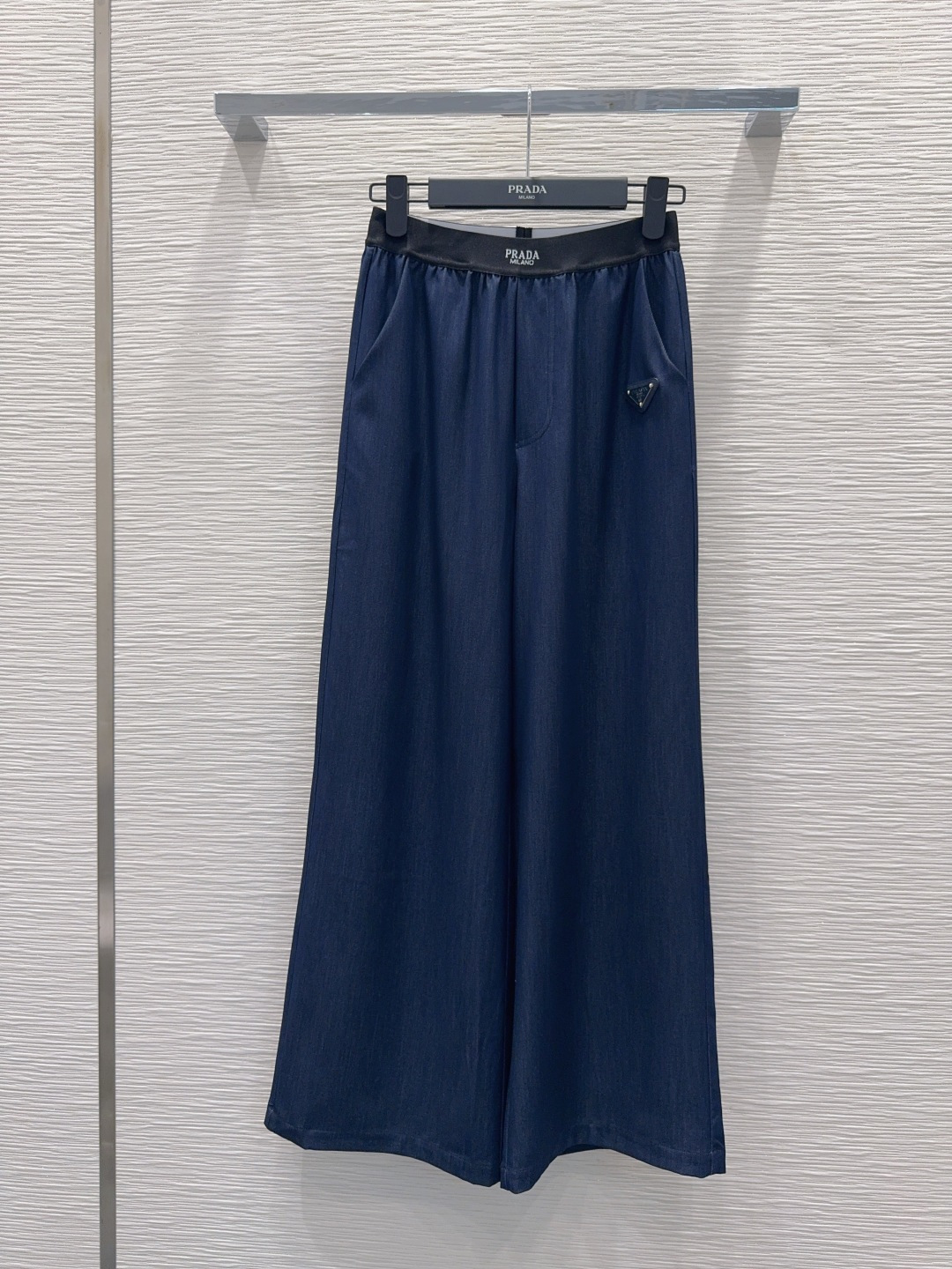 NO:891594,2026SS new thin denim trousers are not picky about body shape requirements, and the upper body is particularly good!  The style of matching is also very versatile. Exquisite advanced customization. The texture of the textured fabric is awesome. Retro and elegant. The upper body is cool and handsome, age-reducing and fashionable. SML [S waist elasticity 61, hip 106, pants length 101], Prada-clothing, prada,198609092026SS新款薄牛仔长裤 不挑剔身形要求 上身特别赞！搭配的风格也很通吃 精致高级定制 富有肌理感的面料质感超赞 复古优雅 上身酷帅减龄时髦精 SML【S腰围弹力61 臀围106 裤长101】,普拉达-服装,prada,,Women's clothing