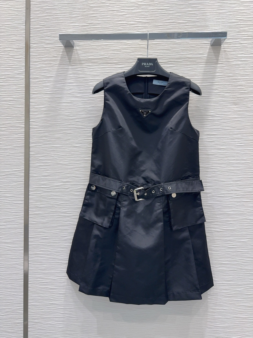 NO:891633,2026SS new vest dress is retro and fashionable, low-key and luxurious!  The styles are versatile and not picky, the original customized technical fabrics, the quality of workmanship depends on the details. A must-have for Bai Fumei!  Highly recommended. SML [S skirt length 86, bust 92, shoulder width 34], Prada-clothing, prada, skirts,198609092026SS新款背心裙 复古时髦 低调气质又奢华高级！版型百搭不挑人,原版定制科技面料 做工品质看细节.白富美必入！强烈推荐.SML【S裙长86 胸围92 肩宽34】,普拉达-服装,prada,skirts,,Women's clothing