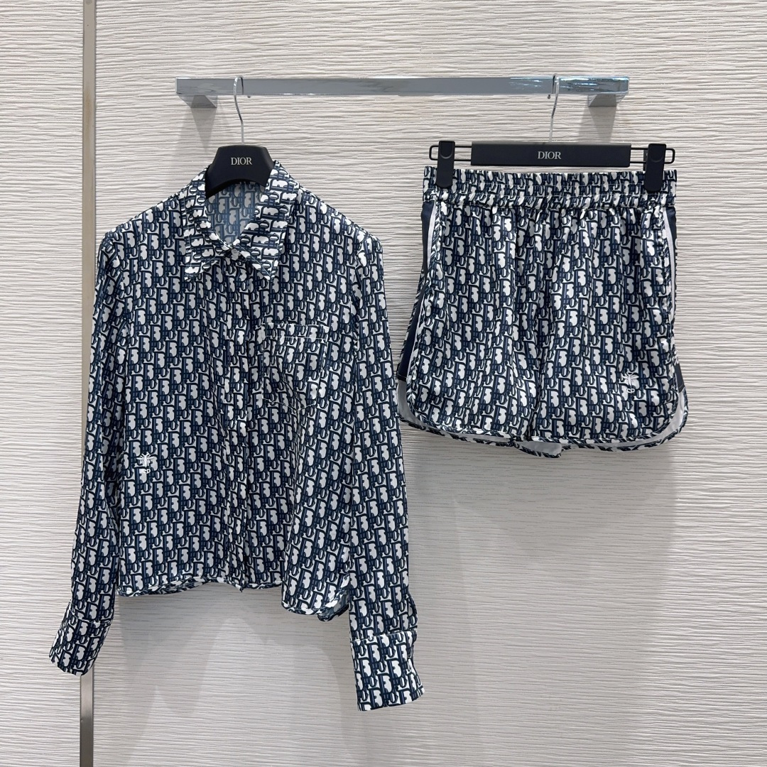 NO:891618,2026SS new classic Monograw print suit. The upper body is full of fashion and high-end. It has a huge style and has its own aura. The texture is very nice. It is fashionable and high-end. The color is super positive. The upper body is white and slim. It is a classic series with its own beauty. It has a windy upper body when you walk. The length is just right. SML [S top, shoulder width 42, bust 102, back center length 55.5, sleeve length 59, S shorts, waist 66, hip 92  Pants length 34】,Dior-clothing,dior,shorts,198609092026SS新款 经典Monograw印花套装 上身就是满满的时髦高级感 巨拉风 自带气场 质感很奈斯 时髦又高级 颜色超级正 上身显白又显瘦 自带美感的经典系列 走路都带风上身气场全开 长度恰到好处 SML【S上衣 肩宽42 胸围102 后中长55.5 袖长59 S短裤 腰围66 臀围92 裤长34】,迪奥-服装,dior,shorts,,Women's clothing