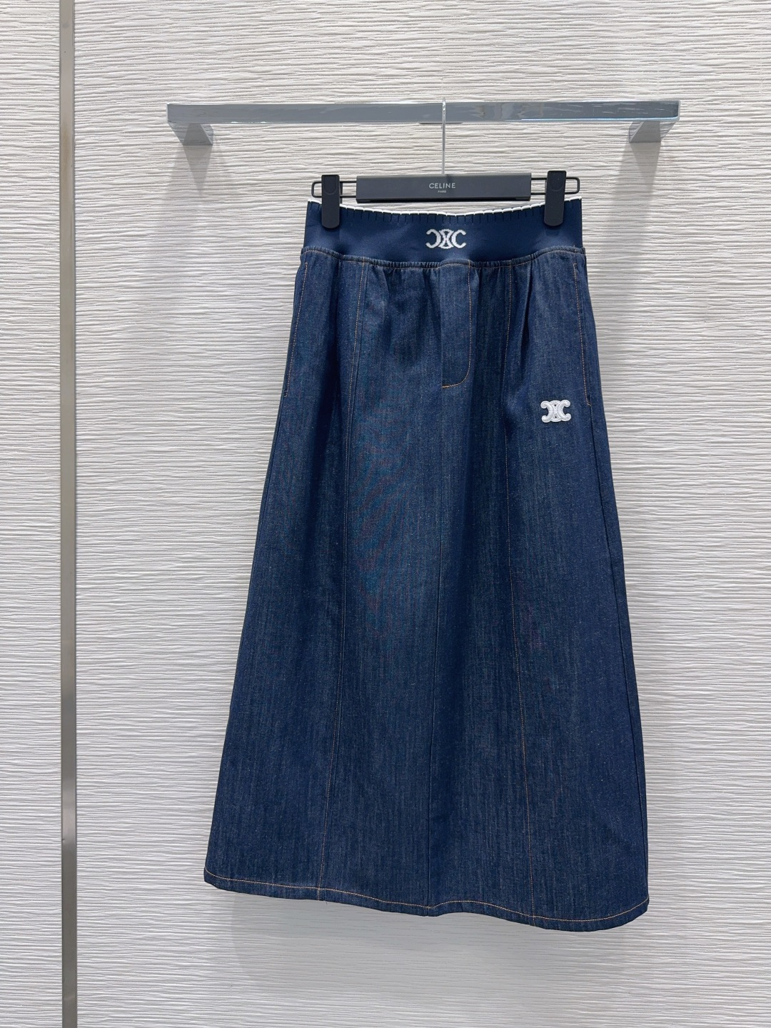 NO:891603,2026 new denim denim skirt. Super fashionable and unique color tone. The upper body is cool and sassy. The texture is delicate, the cotton feels natural, the muscles are strong, and super beautiful!  The details and workmanship are super good, new products are in stock, unboxing and grabbing SML [S waist 66, hip 96, skirt length 83], Celine-clothing, celine, skirts,198609092026新款丹宁牛仔半裙 超时髦个性色调上身又酷又飒爽 纹理细腻,棉感自然,有筋骨感,超级漂亮！细节做工超级好,新品现货开箱开抢 SML【S腰围66 臀围96 裙长83】,赛琳-服装,celine,skirts,,Women's clothing