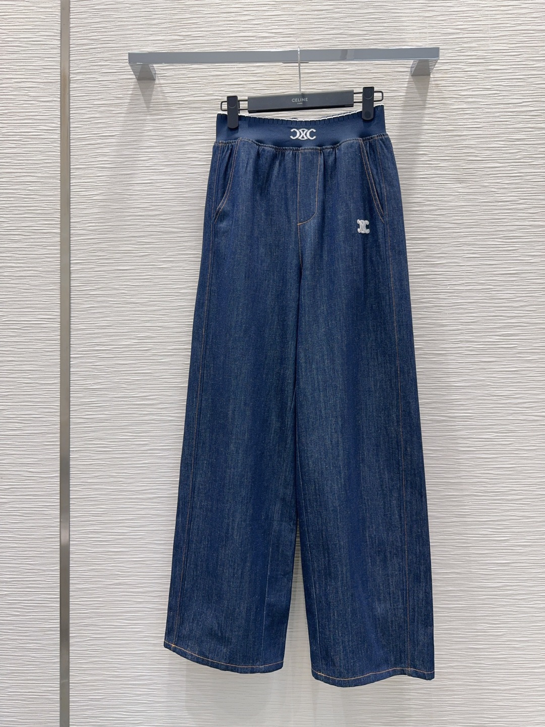 NO:891613,2026 new denim denim trousers, super fashionable and personalized tones, cool and sassy on the upper body, fine texture, natural cotton feel, muscular feel, super beautiful!  The details and workmanship are super good, new products are in stock, unboxing and grabbing SML [S waist 66, hips 98, pants length 102], Celine-clothing, celine,198609092026新款丹宁牛仔长裤 超时髦个性色调上身又酷又飒爽 纹理细腻,棉感自然,有筋骨感,超级漂亮！细节做工超级好,新品现货开箱开抢 SML【S腰围66 臀围98 裤长102】,赛琳-服装,celine,,Women's clothing