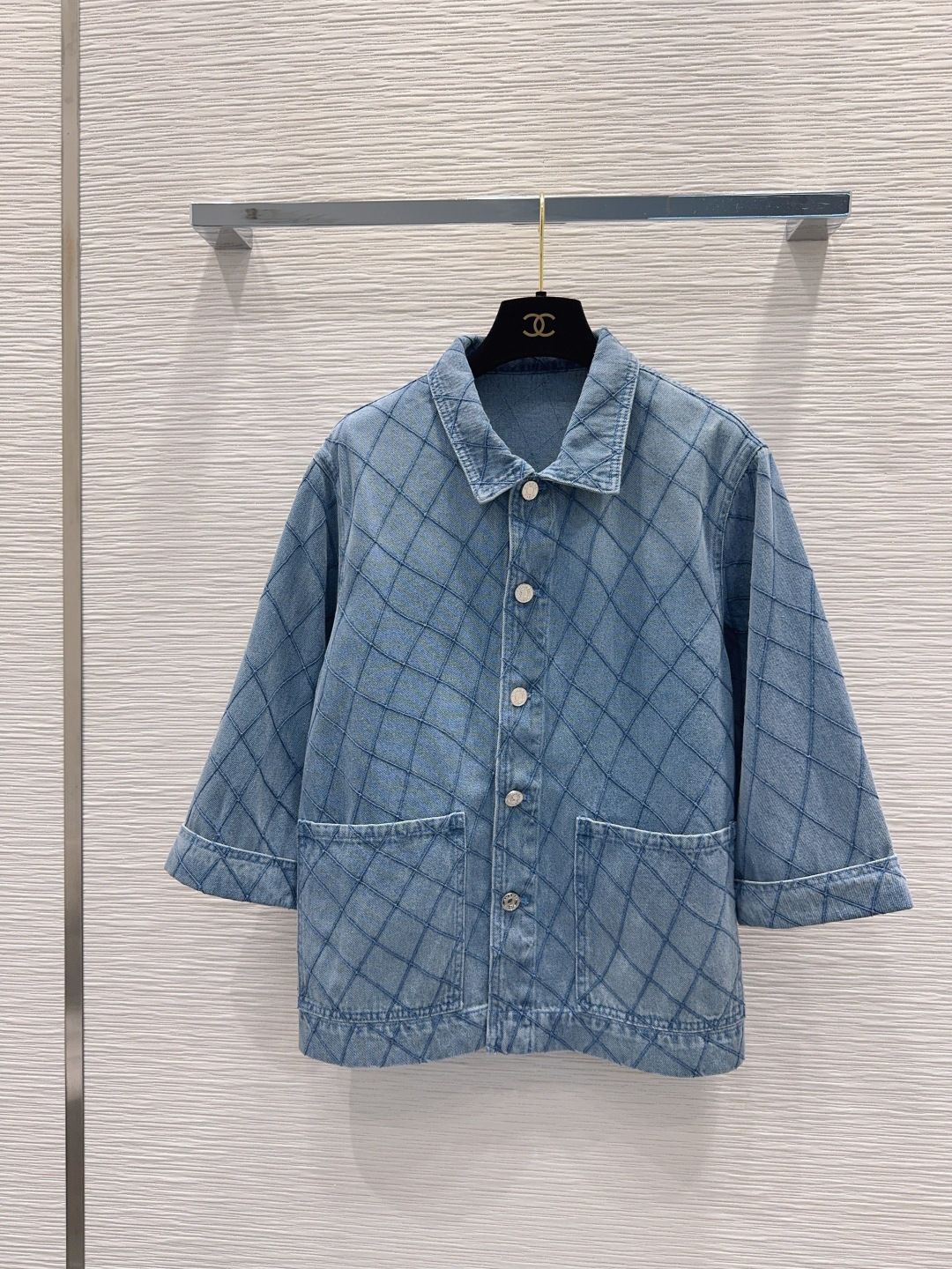 NO:891622,2026SS new denim denim jacket. Super fashionable and unique color tone. The upper body is cool and sassy. The texture is delicate, the cotton feel is natural, the bones are strong, and it is super beautiful!  The details and workmanship are super good, new products are in stock after unboxing and grabbing SML [S back shoulder width 45.3, bust 110, back mid-length 63, sleeve mid-length 40.7], Chanel-clothing, chanel, jackets & coats,198609092026SS新款丹宁牛仔外套 超时髦个性色调上身又酷又飒爽 纹理细腻,棉感自然,有筋骨感,超级漂亮！细节做工超级好,新品现货开箱开抢 SML【S后肩宽45.3 胸围110 后中长63 袖中长40.7】,香奈儿-服装,chanel,jackets & coats,,Women's clothing