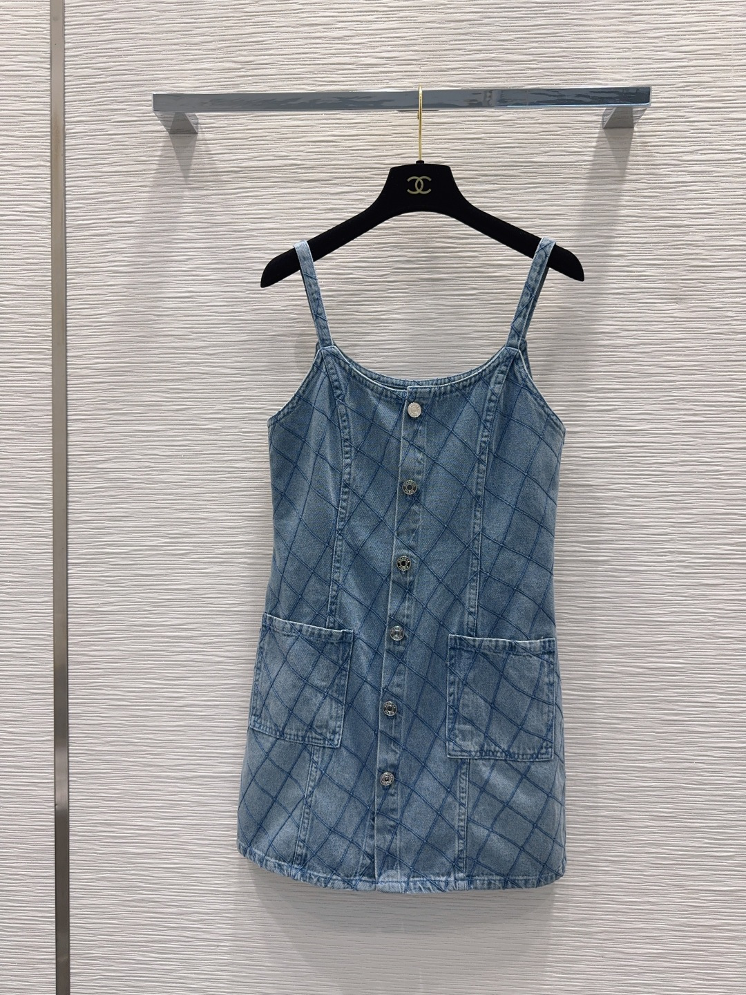 NO:891627,2026SS new denim suspender skirt. Super fashionable and unique color tone. The upper body is cool and sassy. The texture is delicate, the cotton feels natural, the muscles are strong, and super beautiful!  The details and workmanship are super good, new products are in stock, unboxing and grabbing SML [S bust 89.5, waist 77, hips 95, mid-back length 62.4], Chanel-clothing, chanel, skirts,198609092026SS新款丹宁牛仔吊带裙 超时髦个性色调上身又酷又飒爽 纹理细腻,棉感自然,有筋骨感,超级漂亮！细节做工超级好,新品现货开箱开抢 SML【S胸围89.5 腰围77 臀围95 后中长62.4】,香奈儿-服装,chanel,skirts,,Women's clothing
