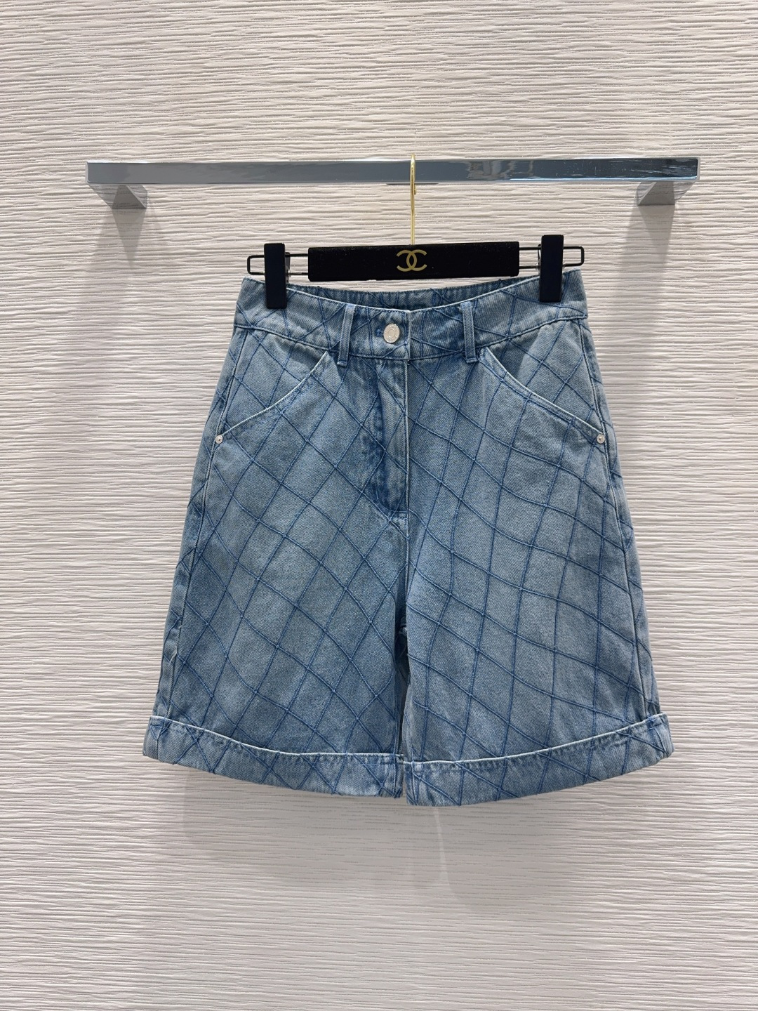 NO:891607,2026SS new denim mid-length trousers, super fashionable and personalized tones, cool and sassy on the upper body, fine texture, natural cotton feel, muscular feel, super beautiful!  The details and workmanship are super good, new products are in stock, unboxing and grabbing SML [S waist 70, pants length 48, hips 95], Chanel-clothing, chanel,198609092026SS新款丹宁牛仔中裤 超时髦个性色调上身又酷又飒爽 纹理细腻,棉感自然,有筋骨感,超级漂亮！细节做工超级好,新品现货开箱开抢 SML【S腰围70 裤长48 臀围95】,香奈儿-服装,chanel,,Women's clothing