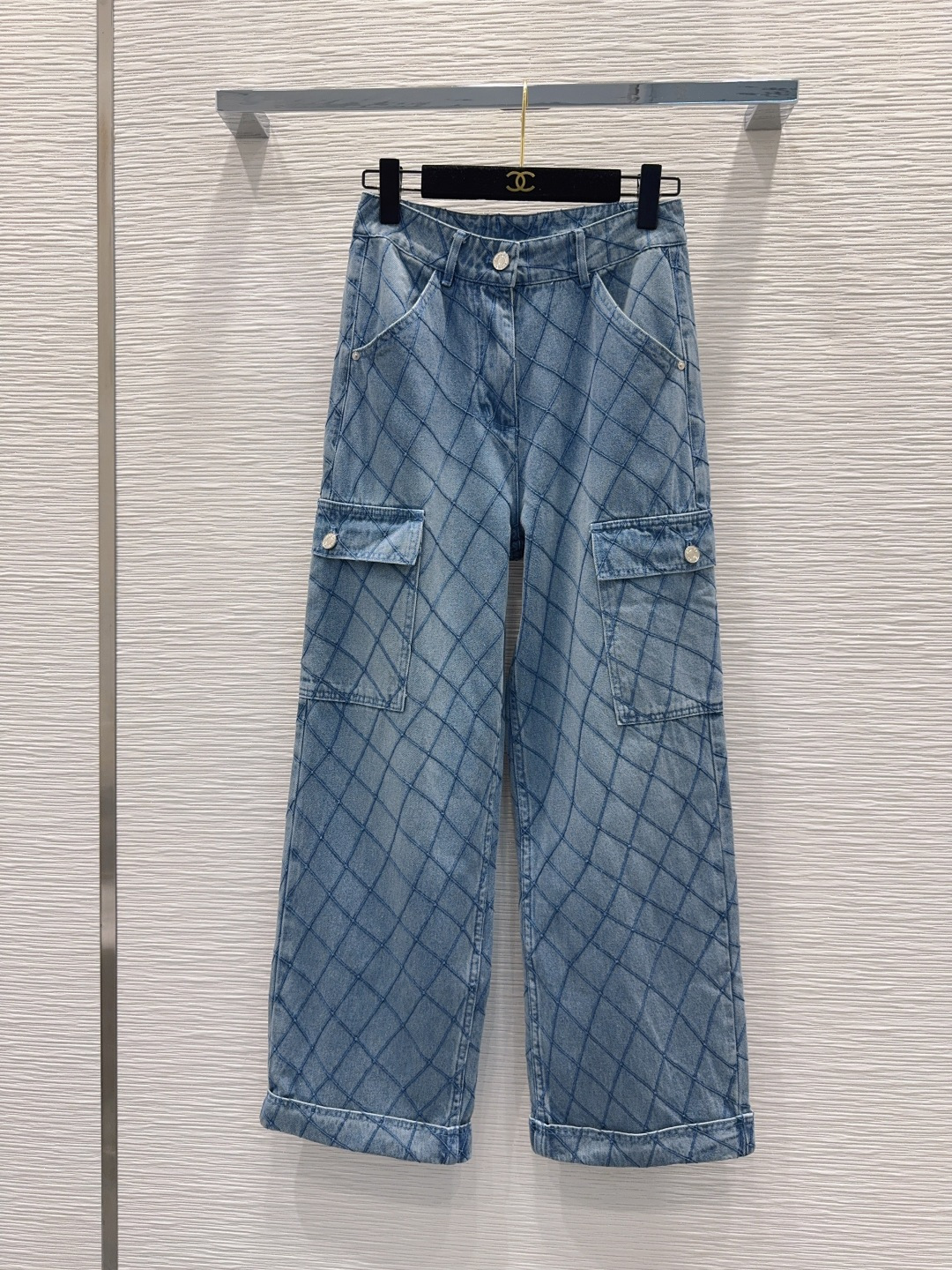 NO:891617,2026 new denim denim trousers, super fashionable and personalized tones, cool and sassy on the upper body, fine texture, natural cotton feel, muscular feel, super beautiful!  The details and workmanship are super good, new products are in stock, unboxing and grabbing SML [S waist 70, hip 93.5, pants length 100], Chanel-clothing, chanel,198609092026新款丹宁牛仔长裤 超时髦个性色调上身又酷又飒爽 纹理细腻,棉感自然,有筋骨感,超级漂亮！细节做工超级好,新品现货开箱开抢 SML【S腰围70 臀围93.5 裤长100】,香奈儿-服装,chanel,,Women's clothing