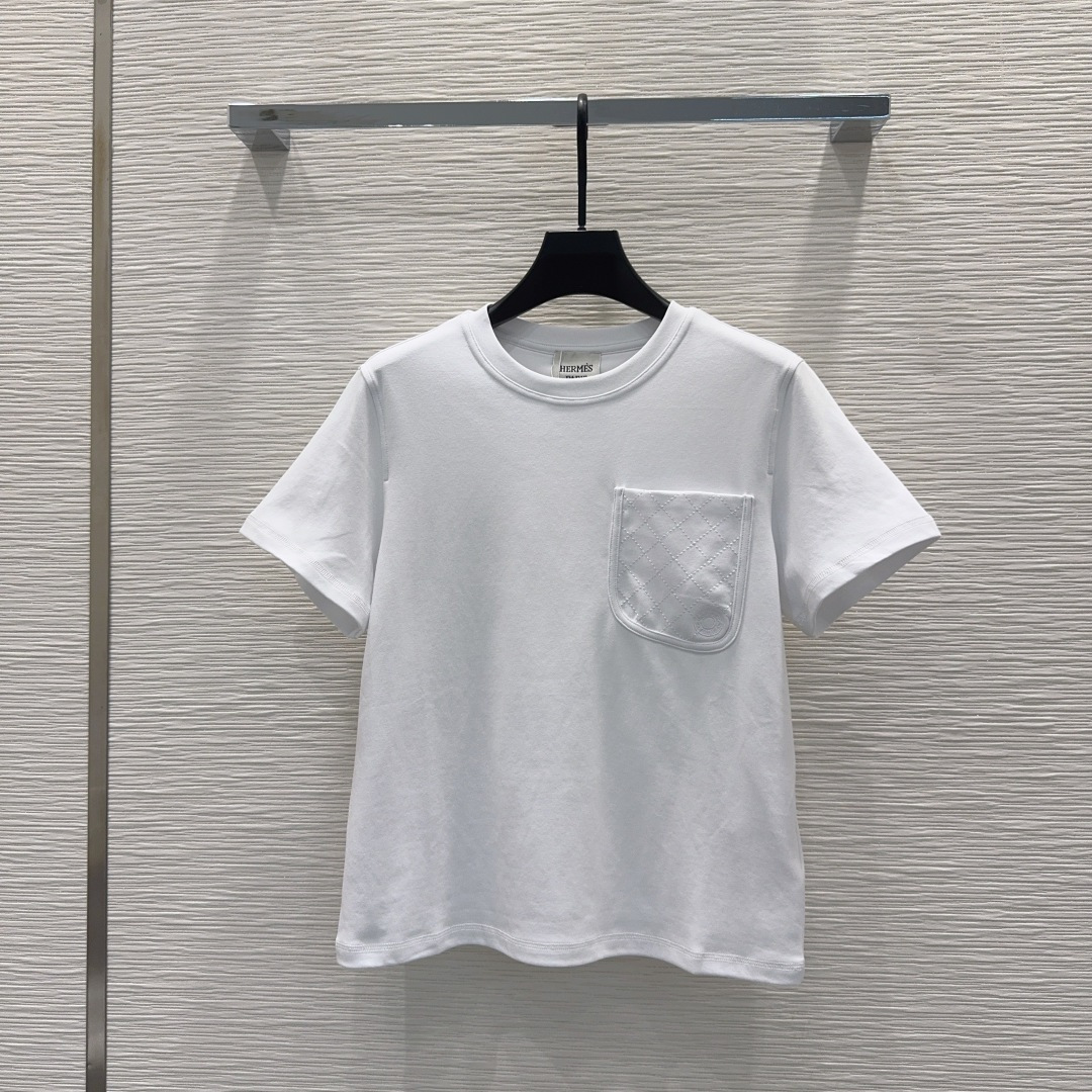 NO:890248,The 2026SS new T-shirt is very dense and feels super good. It’s a really hard-working one!  !  Perfect details, regular fit!  The upper body is not picky at all. It is simple and elegant, instantly improving your temperament. Popular recommendation, SMLXL [S length 58.5, bust 100, shoulder width 41, sleeve length 19, cuff 35.5], Hermès-clothing, hermes, tees, t-shirt,198609092026SS新款T恤 密度很高 手感超好 真的费劲心血的一款！！细节完美 常规版型！上身完全不挑人 简单大方,瞬间提升气质 爆款推荐,SMLXL【S衣长58.5 胸围100 肩宽41 袖长19 袖口35.5】,爱马仕-服装,hermes,tees，t-shirt,,Women's clothing