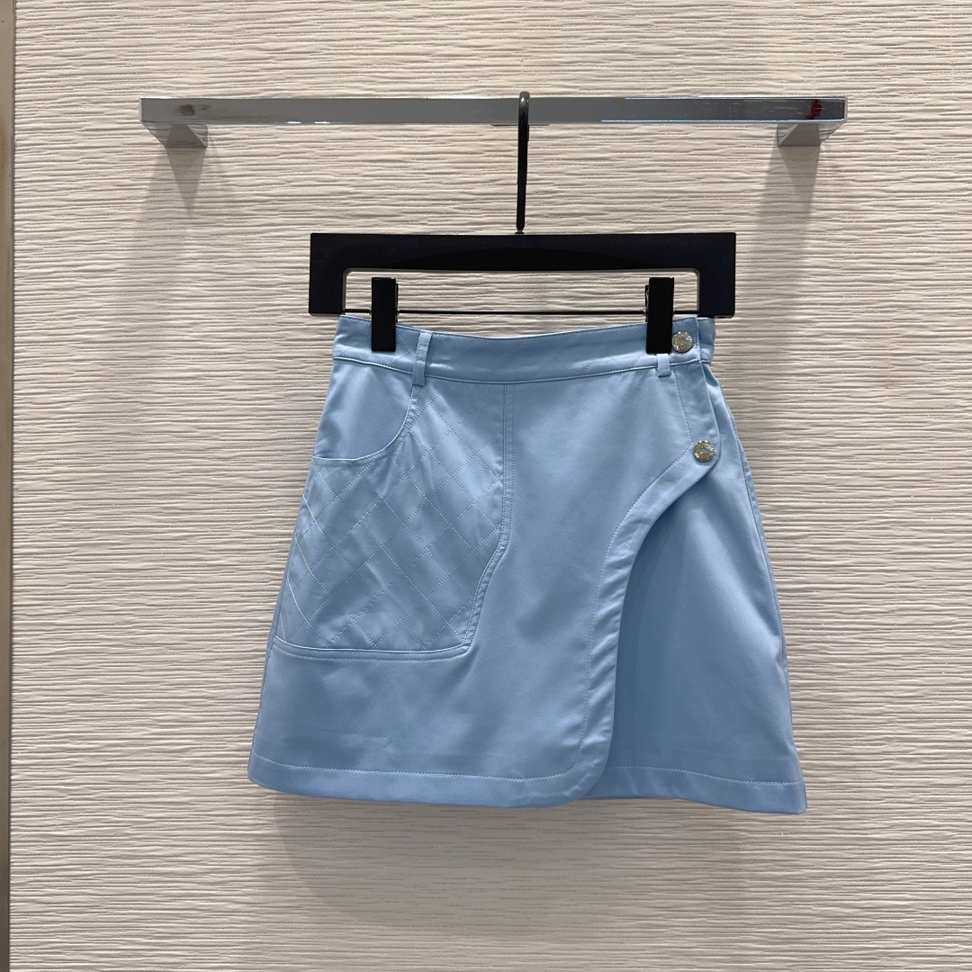 NO:890443,2026 new style short skirt. The whole piece is three-dimensional. It is all-round and exquisite to be worn by celebrities. The upper body is super covered and the body is slimming. The proportion of the legs is super stretched. It is simple and refreshing. It gives a refreshing and fashionable sense of high-end. It is elegant and fashionable in daily life. It is very versatile. The color is very beautiful. The fabric is high-end and textured. SML XL [S skirt length 41.5, waist 68, hem 107], Hermès-clothing, hermes, skirts,198609092026新款短裙 整件立体剪裁 全方位精致做明星穿搭 上身超级遮肉显瘦 超拉腿部比例 简简单单 穿出清爽时髦的高级感 日常优雅又时髦巨百搭 颜色很好看 面料高级又有质感 SML XL【S裙长41.5 腰围68 下摆107】,爱马仕-服装,hermes,skirts,,Women's clothing