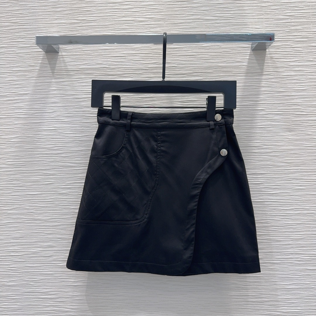 NO:890458,2026 new style short skirt. The whole piece is three-dimensional. It is all-round and exquisite to be worn by celebrities. The upper body is super covered and the body is slimming. The proportion of the legs is super stretched. It is simple and refreshing. It gives a refreshing and fashionable sense of high-end. It is elegant and fashionable in daily life. It is very versatile. The color is very beautiful. The fabric is high-end and textured. SML XL [S skirt length 41.5, waist 68, hem 107], Hermès-clothing, hermes, skirts,198609092026新款短裙 整件立体剪裁 全方位精致做明星穿搭 上身超级遮肉显瘦 超拉腿部比例 简简单单 穿出清爽时髦的高级感 日常优雅又时髦巨百搭 颜色很好看 面料高级又有质感 SML XL【S裙长41.5 腰围68 下摆107】,爱马仕-服装,hermes,skirts,,Women's clothing