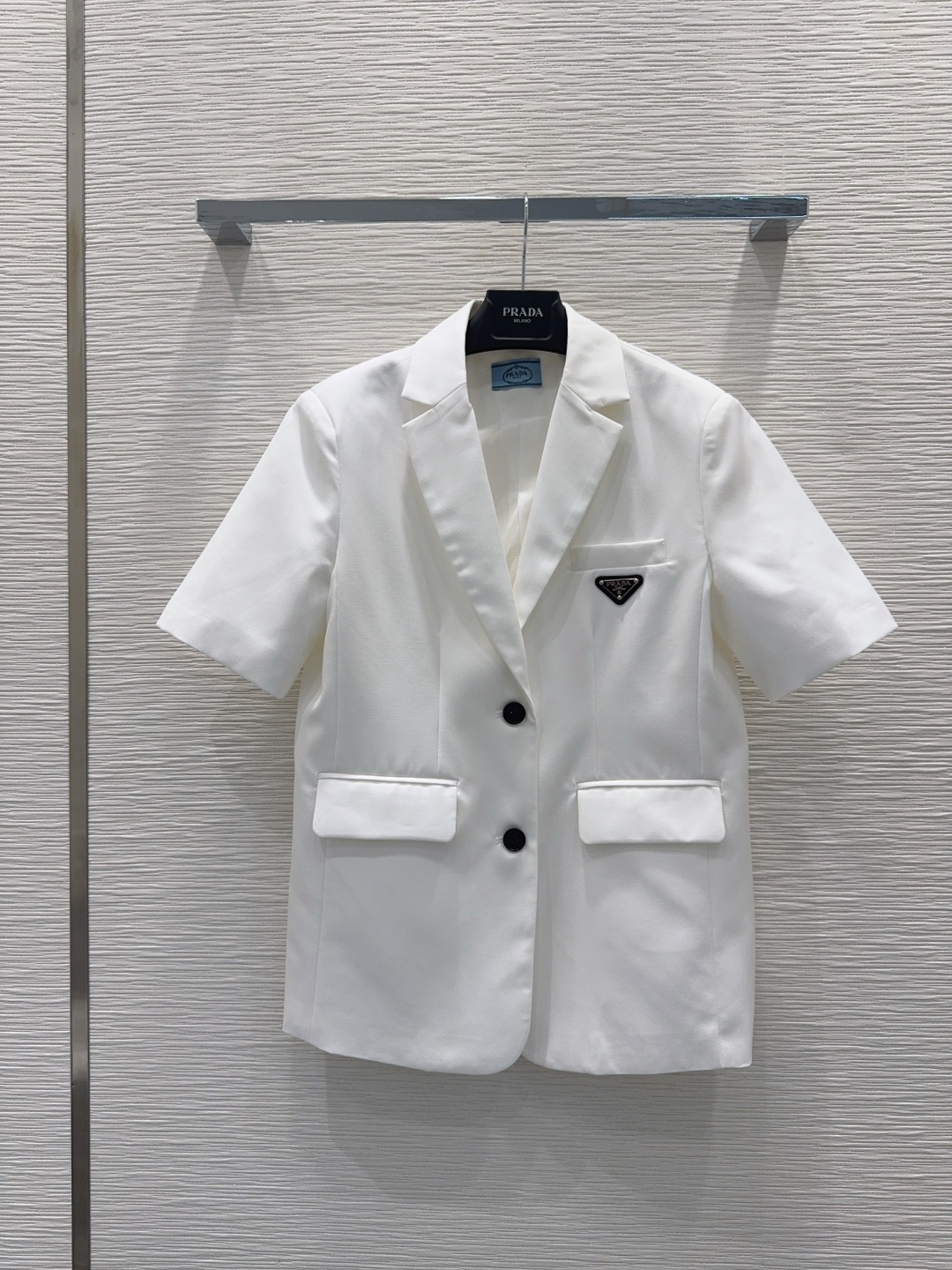 NO:891582,2026SS new style, simple and elegant suit jacket, very high-end imported texture, look at the details carefully, the upper body is very sassy, ​​clean and classy, ​​improves temperament~~ It is completely in accordance with the level of high-end ready-to-wear. It is impossible not to love it. A must-have item for temperament girls. SML [S shoulder width 42, bust 104, length 75], Prada-clothing, prada, jackets & coats, business suit,198609092026SS新款 简洁大气的西装外套 非常高级的进口质地 仔细看细节 上身非常飒 干净有品 提气质~~完全按照高定成衣水准 无法不爱 气质MM必入单品 SML【S肩宽42 胸围104 衣长75】,普拉达-服装,prada,jackets & coats,business suit,,Women's clothing