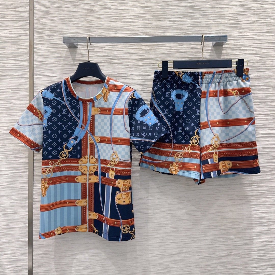 NO:891570,2026SS new suit, cute style, full of small details. Exquisite workmanship, age-reducing fashion, good HOLD style, won the hearts of fairies, classic SML [S top shoulder width 36, bust 90, back length 57, sleeve length 20 S shorts, waist 64, sitting width 96, pants length 37], Louis Vuitton-clothing, Louis Vuitton, shorts,198609092026SS新款套装 可A可乖的风格,满满小细节太加分了.做工精致 减龄时尚 好HOLD住造型 深得仙女心 经典之作 SML【S上衣 肩宽36 胸围90 后中长57 袖长20 S短裤 腰围64 坐围96 裤长37】,路易威登-服装,louis vuitton,shorts,,Women's clothing