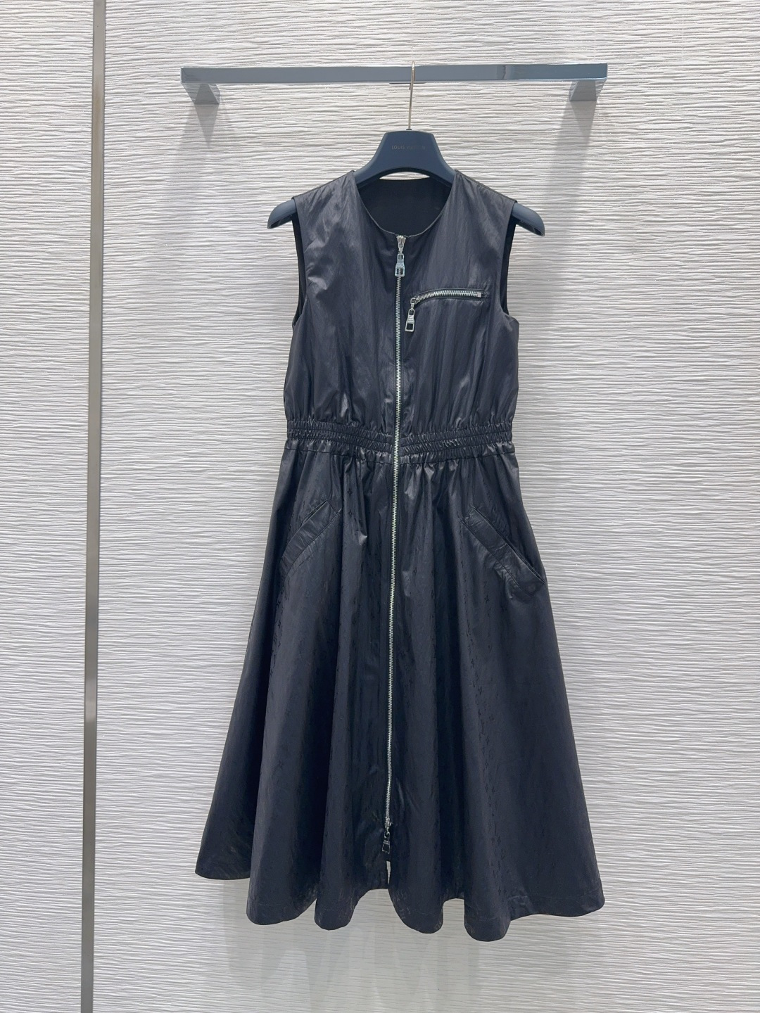 NO:891566,2026SS new vest dress is retro and fashionable, low-key and luxurious!  The styles are versatile and not picky, the original customized technical fabrics, the quality of workmanship depends on the details. A must-have for Bai Fumei!  Highly recommended. SML198609092026SS新款背心裙 复古时髦 低调气质又奢华高级！版型百搭不挑人,原版定制科技面料 做工品质看细节.白富美必入！强烈推荐.SML XL【S后中长102 胸围86 肩宽34.5】,路易威登-服装,louis vuitton,skirts,,Women's clothing