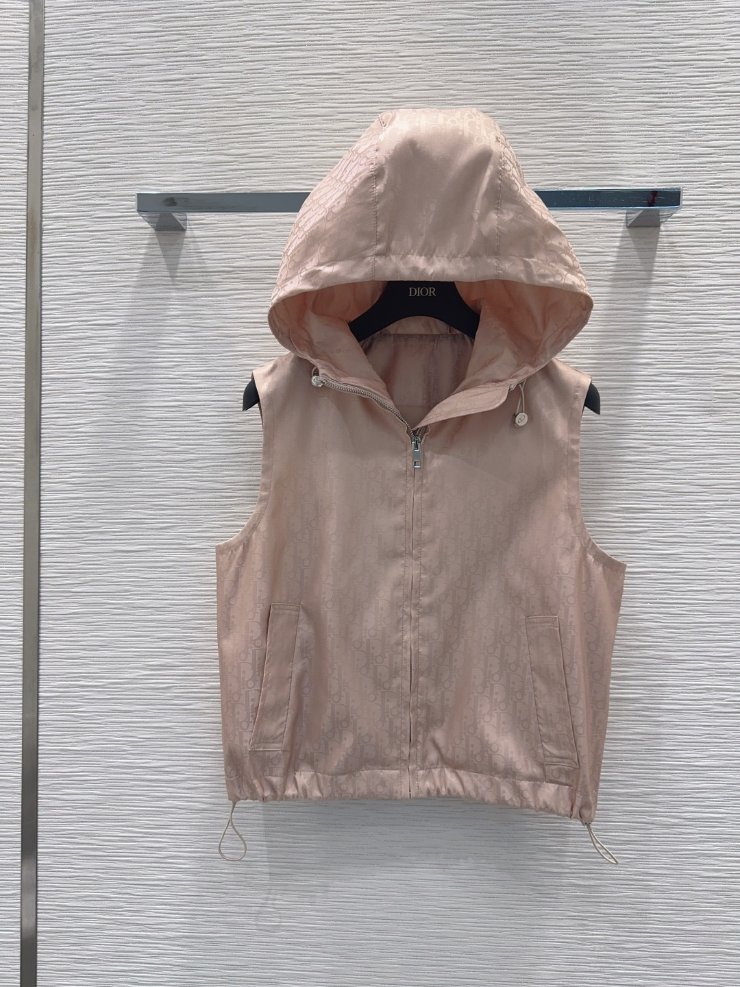 NO:891558,2026SS new style vest. The upper body is full of fashion and high-end. It has a huge style and has its own aura. The texture is very nice. It is fashionable and high-end. The color is super positive. The upper body is white and slim. It is a classic series with its own beauty. It has wind when walking. The upper body is full of aura. The length is just right. SML198609092026SS新款马甲 上身就是满满的时髦高级感 巨拉风 自带气场 质感很奈斯 时髦又高级 颜色超级正 上身显白又显瘦 自带美感的经典系列 走路都带风上身气场全开 长度恰到好处 SML XL【S后中长51 胸围102 肩宽40】,迪奥-服装,dior,,Women's clothing