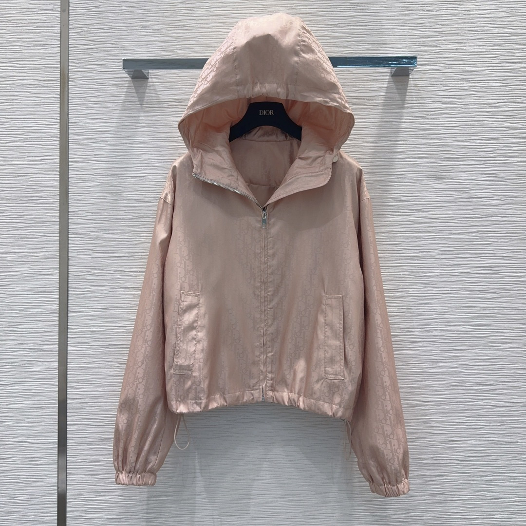 NO:890410,The 2026SS new coat has a full sense of fashion and high-end on the upper body. It has a huge style and has its own aura. The texture is very nice. It is fashionable and high-end. The color is super positive. The upper body is white and slim. It is a classic series with its own beauty. The upper body is full of aura when walking. The length is just right. SML198609092026SS新款外套 上身就是满满的时髦高级感 巨拉风 自带气场 质感很奈斯 时髦又高级 颜色超级正 上身显白又显瘦 自带美感的经典系列 走路都带风上身气场全开 长度恰到好处 SML XL【S后中长55 胸围114 袖长55 袖口20】,迪奥-服装,dior,jackets & coats,,Women's clothing