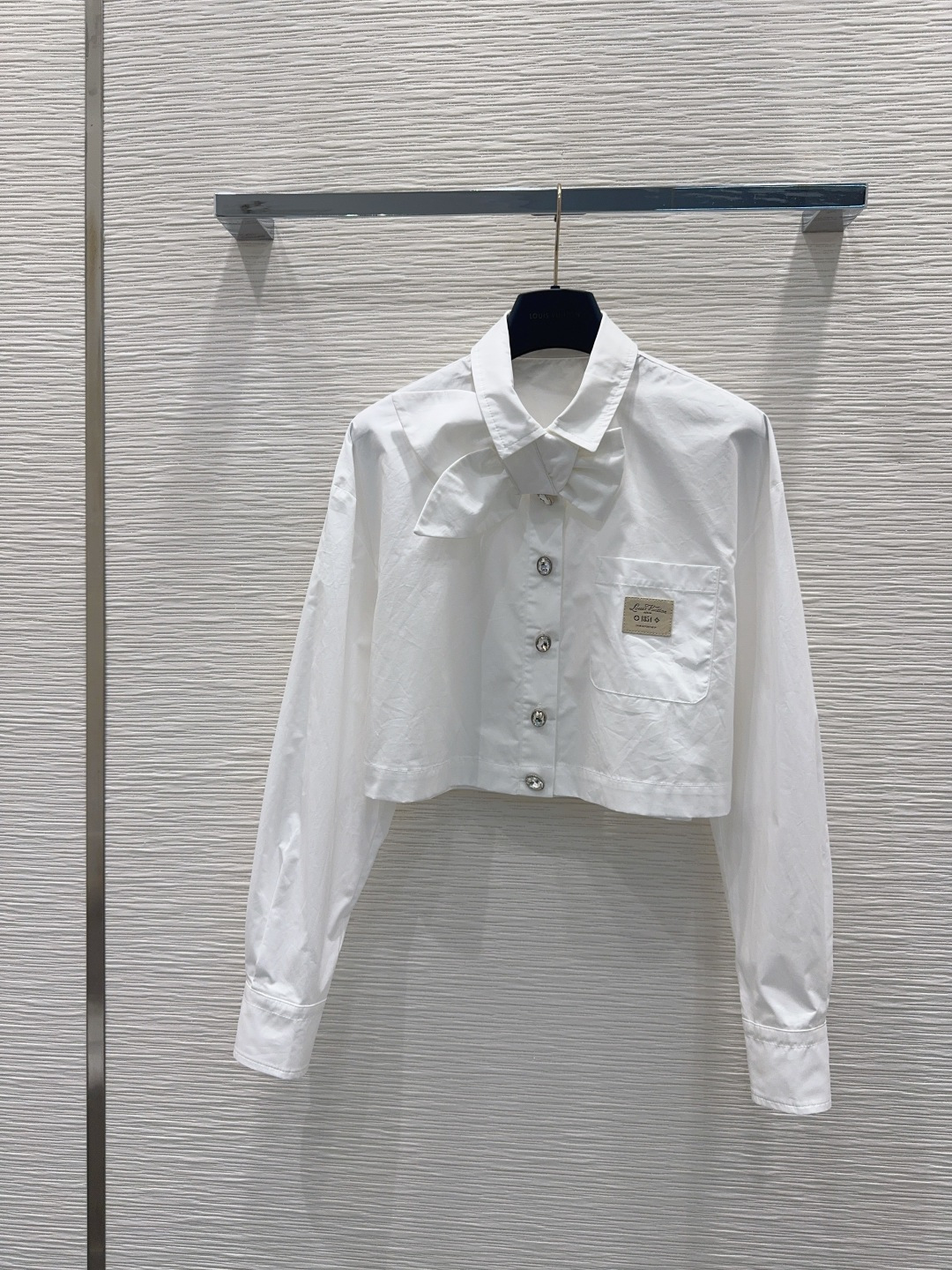 NO:890411,2026SS new shirt YB buttons, low-key luxury three-dimensional tailoring, streamlined line design, noble and elegant, showing gentle and intellectual temperament. Imported special materials will be amazing when you receive it. The texture of the customized fabric is amazing!  SML198609092026SS新款衬衣 YB纽扣 低调奢华立体剪裁 精简线条感设计 高贵典雅又尽显温柔知性的气质 进口特殊材质 收到手会很惊艳 定制面料质感超赞！SML XL【S后中长43 胸围102 袖长54 袖口20】,路易威登-服装,louis vuitton,,Women's clothing