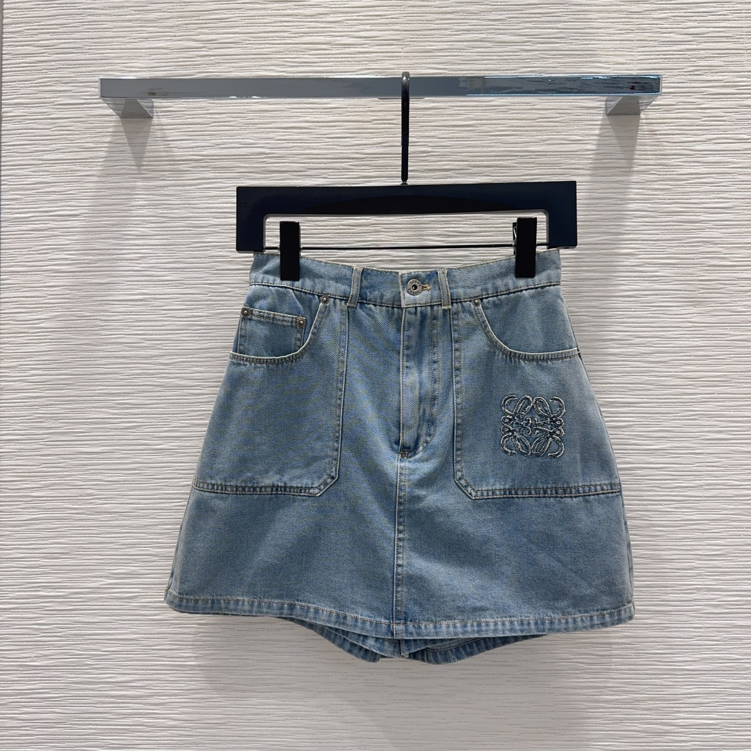 NO:890239,The 2026SS new denim jeans skirt is super fashionable. The upper body is cool and sassy with a unique color tone. The texture is delicate, the cotton feel is natural, the muscles are strong, and it is super beautiful!  The details and workmanship are super good, new products are in stock, unboxing and grabbing SML [S waist 66, hip 94, pants length 39], Loewe-clothing, loewe, skirts, jeans,198609092026SS新款丹宁牛仔裤裙 超时髦 个性色调上身又酷又飒爽 纹理细腻,棉感自然,有筋骨感,超级漂亮！细节做工超级好,新品现货开箱开抢 SML【S腰围66 臀围94 裤长39】,罗意威-服装,loewe,skirts,jeans,,Women's clothing