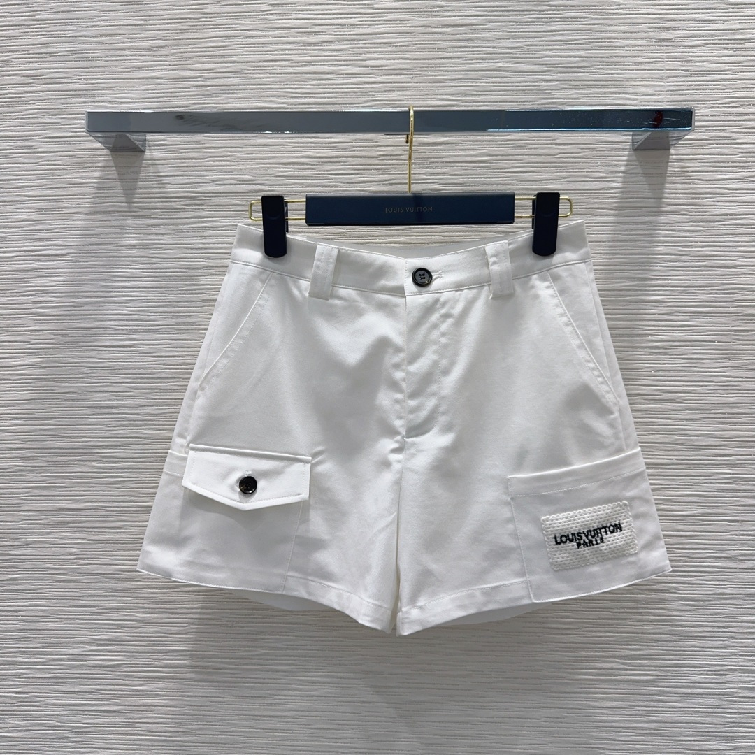 NO:890423,The new 2026SS shorts are not picky about body shape requirements, and the upper body is particularly good!  The style of matching is also very versatile. Exquisite advanced customization. The texture of the textured fabric is awesome. Retro and elegant. The upper body is cool and handsome, age-reducing and fashionable. SML [S waist 68, hip 94, pants length 37], Louis Vuitton-clothing, louis vuitton, shorts,198609092026SS新款短裤 不挑剔身形要求 上身特别赞！搭配的风格也很通吃 精致高级定制 富有肌理感的面料质感超赞 复古优雅 上身酷帅减龄时髦精 SML【S腰围68 臀围94 裤长37】,路易威登-服装,louis vuitton,shorts,,Women's clothing