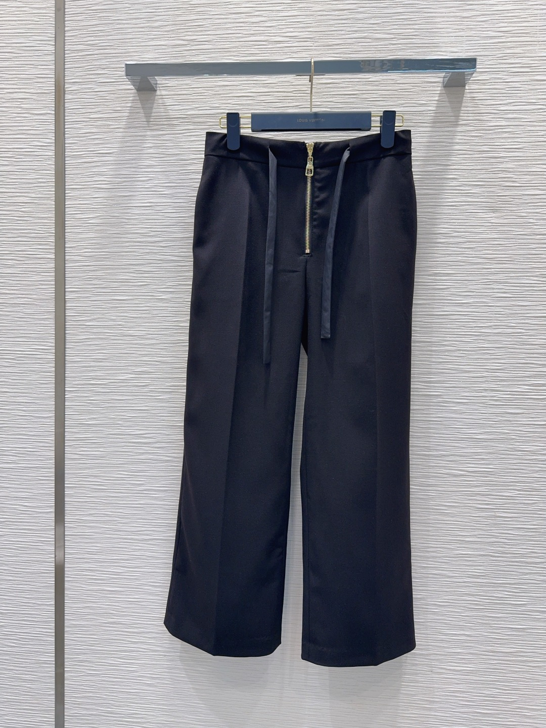 NO:890404,2026 new style simple and elegant trousers. Very high-end imported texture. Pay close attention to the details. The color is super correct and the upper body is very cool. Clean and classy. It enhances the temperament~~ It is completely in accordance with the standard of high-end ready-to-wear. It is impossible not to love it. A must-have for temperament girls. SML198609092026新款 简洁大气的西裤 非常高级的进口质地 仔细看细节 颜色超正上身非常飒爽 干净有品 提气质~~完全按照高定成衣水准 无法不爱 气质MM必入 SML XL【S腰围71 坐围96 脚围50 裤侧长91】,路易威登-服装,louis vuitton,,Women's clothing