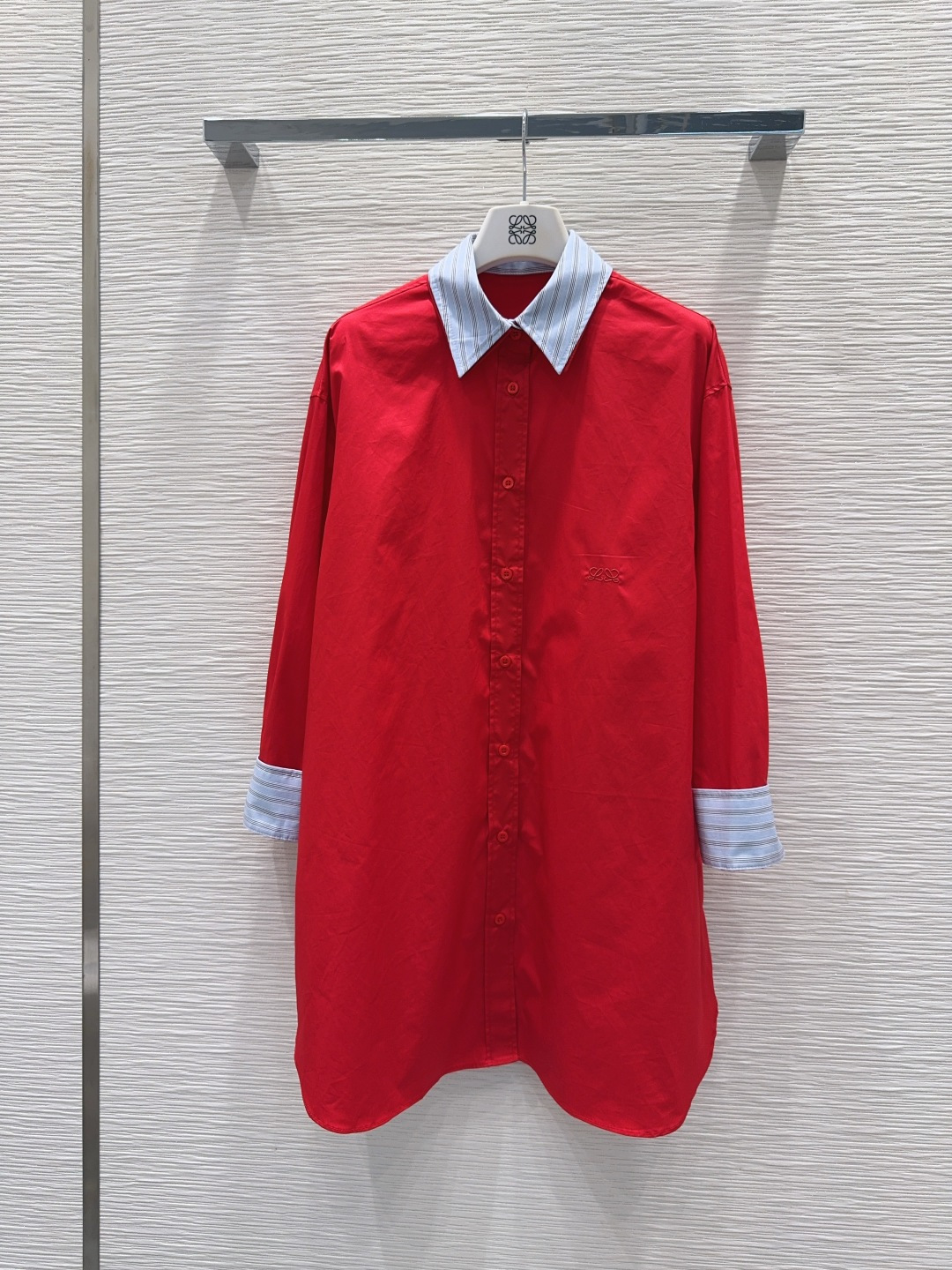 NO:890294,2026SS new shirt. Low-key luxury three-dimensional tailoring. Streamlined line design. Noble and elegant yet full of gentle and intellectual temperament. Imported special materials. You will be amazed when you receive it. The texture of the customized fabric is amazing!  SML198609092026SS新款衬衣 低调奢华立体剪裁 精简线条感设计 高贵典雅又尽显温柔知性的气质 进口特殊材质 收到手会很惊艳 定制面料质感超赞！SML XL【S后中长84肩宽53 胸围120 袖长53 袖口27.8】,罗意威-服装,loewe,,Women's clothing