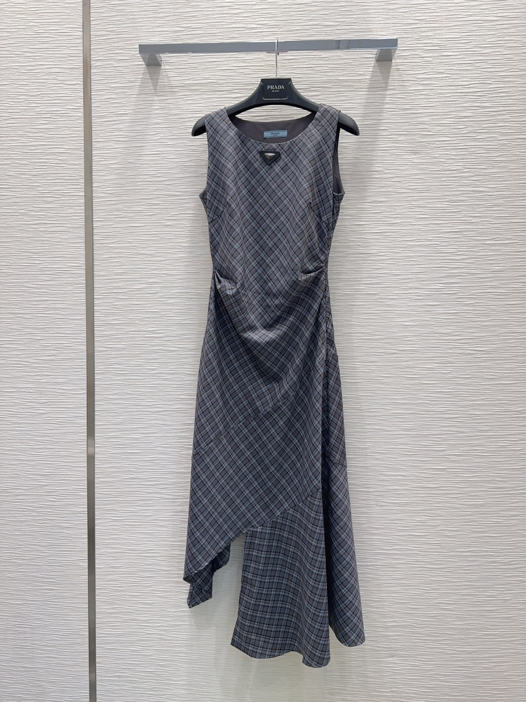 NO:890417,2026SS new style irregular vest skirt, fashionable and low-key, elegant and luxurious!  The styles are versatile and not picky, the original customized technical fabrics, the quality of workmanship depends on the details. A must-have for Bai Fumei!  Highly recommended. SML [S length 93, shoulder width 33, bust 90, waist 72], Prada-clothing, prada, skirts,198609092026SS新款 不规则背心裙 时髦低调 气质又奢华高级！版型百搭不挑人,原版定制科技面料 做工品质看细节.白富美必入！强烈推荐.SML【S衣长93 肩宽33 胸围90 腰围72】,普拉达-服装,prada,skirts,,Women's clothing