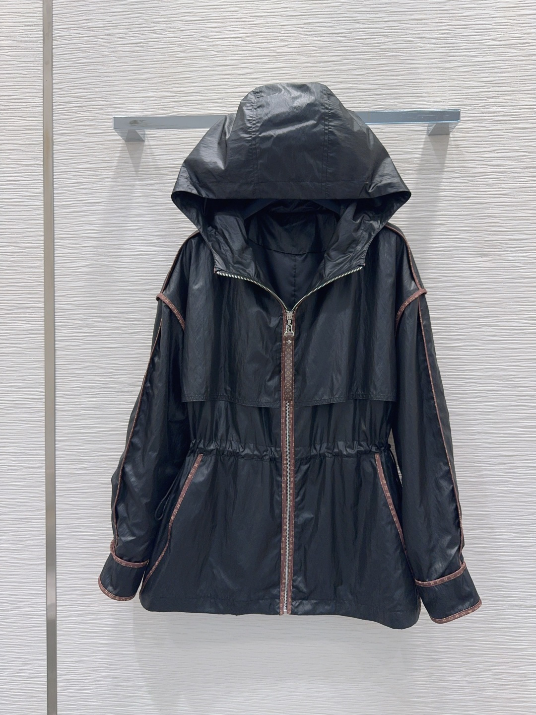 NO:941117,2026FW new jacket is retro and fashionable, low-key and luxurious!  The styles are versatile and not picky, the original customized technical fabrics, the quality of workmanship depends on the details. A must-have for Bai Fumei!  Highly recommended. SML198609092026FW新款外套 复古时髦 低调气质又奢华高级！版型百搭不挑人,原版定制科技面料 做工品质看细节.白富美必入！强烈推荐.SML XL【S后中长68 胸围122 袖长52 袖口24】,路易威登-服装,louis vuitton,jackets & coats,,Women's clothing