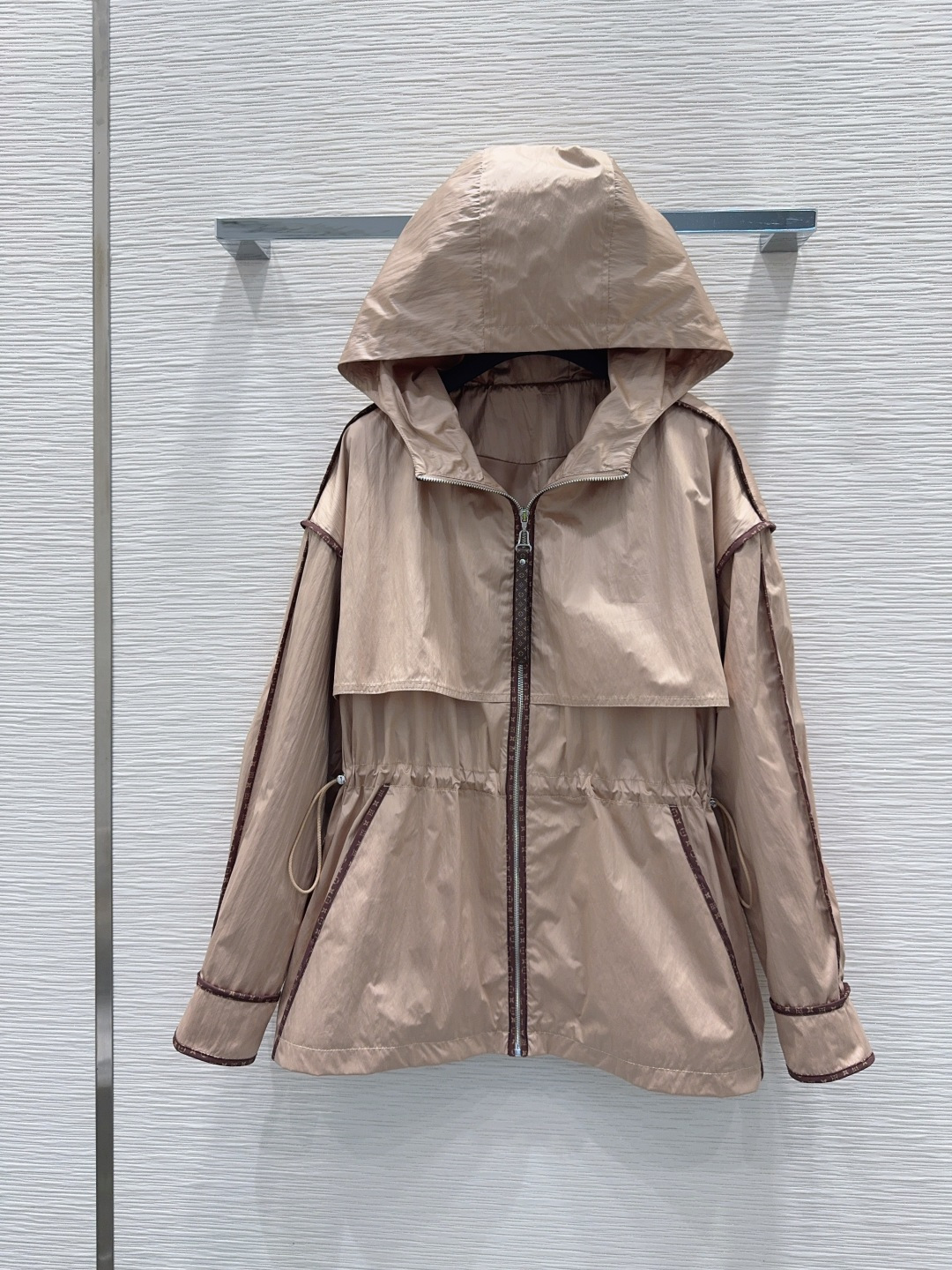 NO:941128,2026FW new jacket is retro and fashionable, low-key and luxurious!  The styles are versatile and not picky, the original customized technical fabrics, the quality of workmanship depends on the details. A must-have for Bai Fumei!  Highly recommended. SML198609092026FW新款外套 复古时髦 低调气质又奢华高级！版型百搭不挑人,原版定制科技面料 做工品质看细节.白富美必入！强烈推荐.SML XL【S后中长68 胸围122 袖长52 袖口24】,路易威登-服装,louis vuitton,jackets & coats,,Women's clothing
