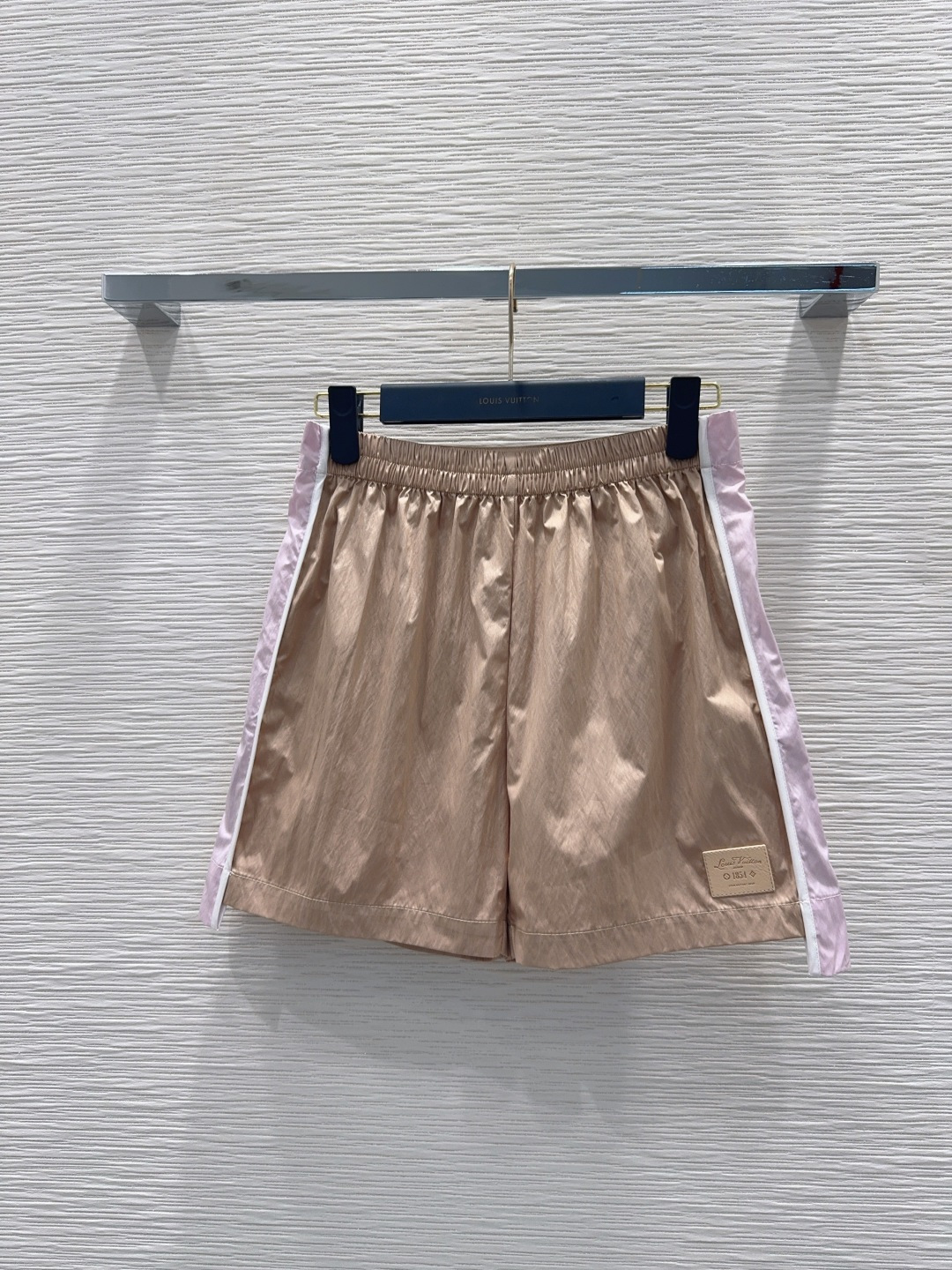NO:941123,2026FW new shorts are retro and fashionable, low-key and luxurious!  The styles are versatile and not picky, the original customized technical fabrics, the quality of workmanship depends on the details. A must-have for Bai Fumei!  Highly recommended. SML198609092026FW新款短裤 复古时髦 低调气质又奢华高级！版型百搭不挑人,原版定制科技面料 做工品质看细节.白富美必入！强烈推荐.SML XL【S腰围67 臀围105 脚围57 裤侧长40】,路易威登-服装,louis vuitton,shorts,,Women's clothing