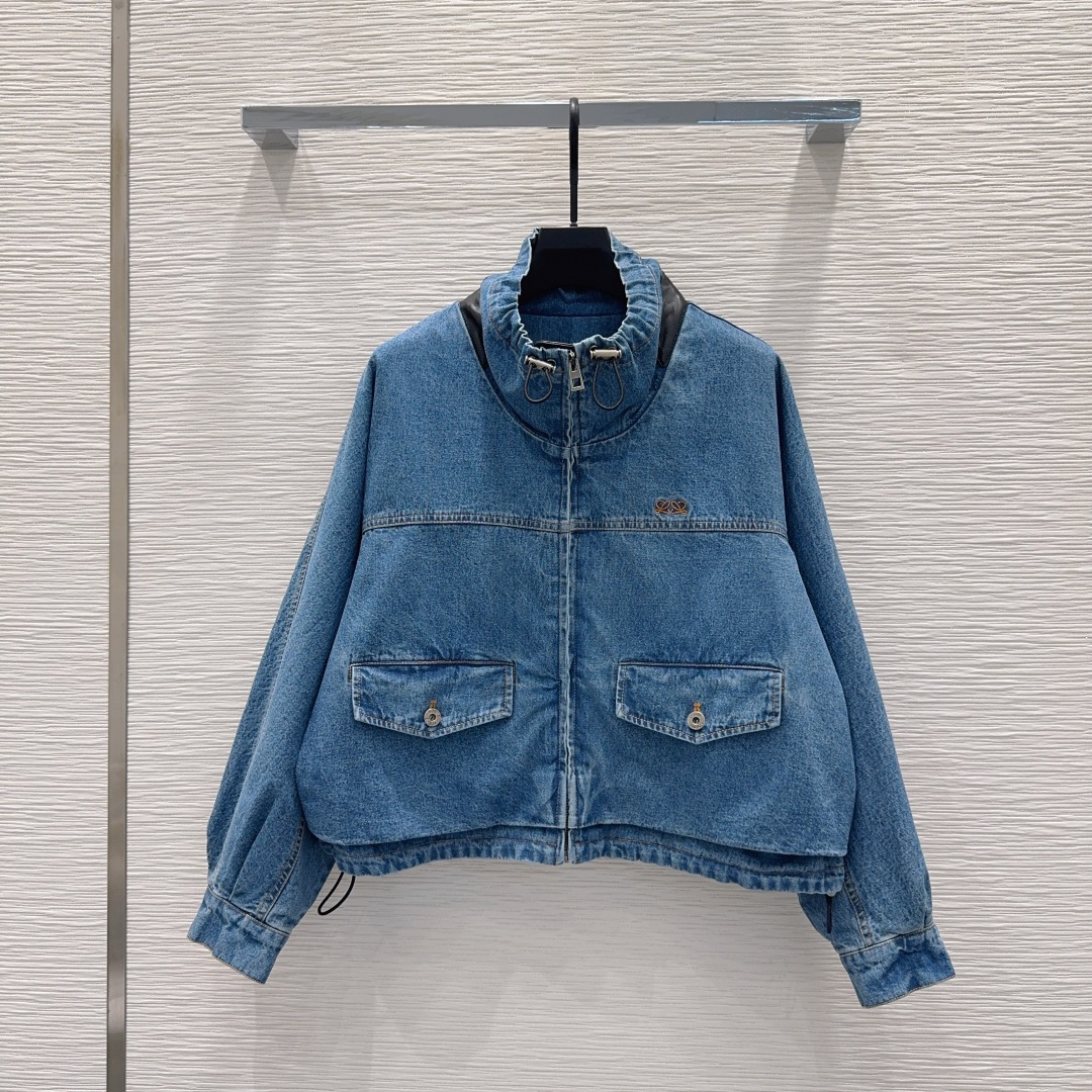 NO:941119,2026FW new denim jacket. Low-key luxury three-dimensional tailoring. Streamlined line design. Noble and elegant yet full of gentle and intellectual temperament. Imported special materials. You will be amazed when you receive it. The texture of the customized fabric is amazing!  SML198609092026FW新款牛仔外套 低调奢华立体剪裁 精简线条感设计 高贵典雅又尽显温柔知性的气质 进口特殊材质 收到手会很惊艳 定制面料质感超赞！SML XL【S后中长51.5 胸围124 连袖长69.5 袖口24】,罗意威-服装,loewe,jackets & coats,,Women's clothing