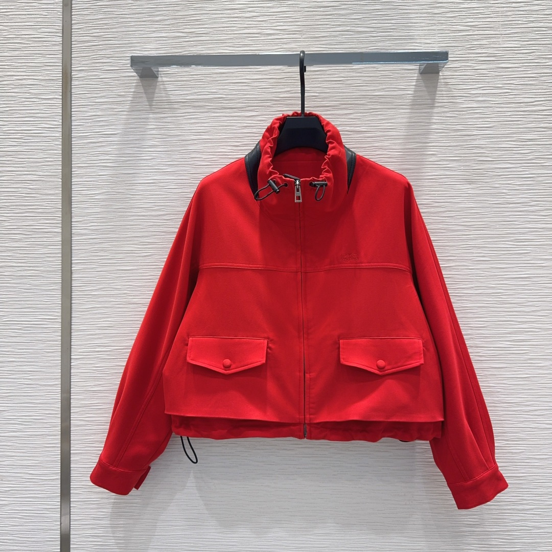 NO:941114,2026FW new coat, low-key luxury three-dimensional tailoring, streamlined line design, noble and elegant, showing gentle and intellectual temperament. Imported special materials will be amazing when you receive it. The texture of the customized fabric is amazing!  SML198609092026FW新款外套 低调奢华立体剪裁 精简线条感设计 高贵典雅又尽显温柔知性的气质 进口特殊材质 收到手会很惊艳 定制面料质感超赞！SML XL【S后中长51 胸围118 连袖长69.5 袖口24】,罗意威-服装,loewe,jackets & coats,,Women's clothing