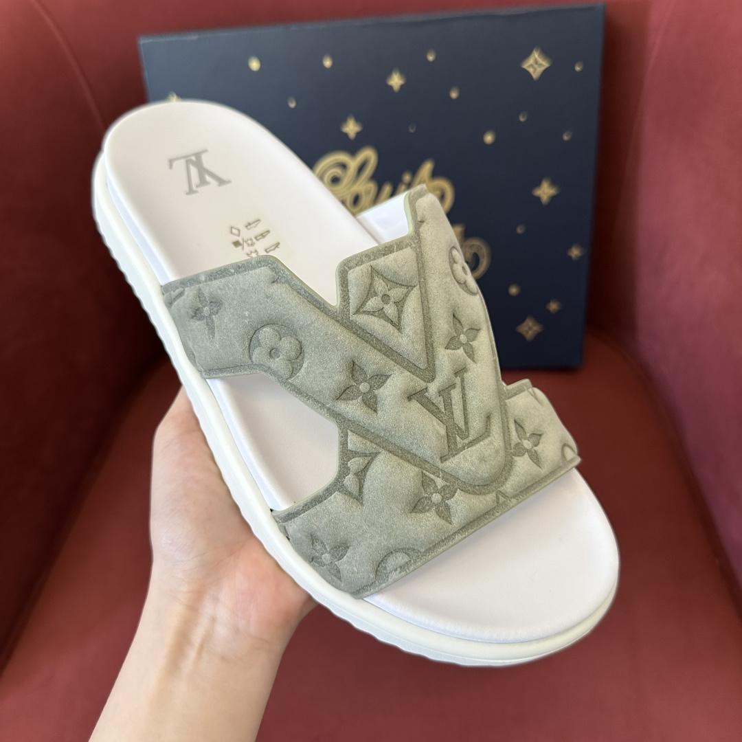 Шлёпанцы Louis Vuitton