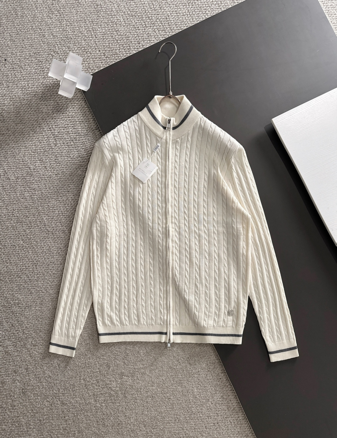 NO:512401,BC2025 new classic lapel knitted Polo shirt series for men. Imported knitted fabrics are presented. The light and soft fabric has been dyed with ready-to-wear to create an elegant texture. The original custom imported yarn color dyed, customized rib collar, and foot design contrasting ribs. The classic makes the clothes softer with the inherent sporty atmosphere. The versatile style makes it very suitable for single wear. All auxiliary materials are provided by customers. The yarn is made by customers, the thickness and conventional warmth is skin-friendly and delicate, not sweaty, and super comfortable. The solid color design model is atmospheric and fashionable overall, and it is just casual and business!  Code number M-3xL, alexander wang19860909BC2025新款男士经典翻领针织Polo衫系列 进口针织面料呈现.轻盈柔软的面料经过成衣染色,营造出优雅纹理,原版定制进口纱线色染 定制罗纹领口 起脚设计撞色罗纹 经典让衣服与生俱有的运动气息得以柔和.百搭风范令其非常适合单穿,所有辅料全部客供.客供纱制作,厚度和常规保暖 亲肤细腻不闷汗,超级舒服.纯色设计款,整体就是大气时尚,休闲商务都即可！ 码数M-3xL,,alexander wang,Men's clothing